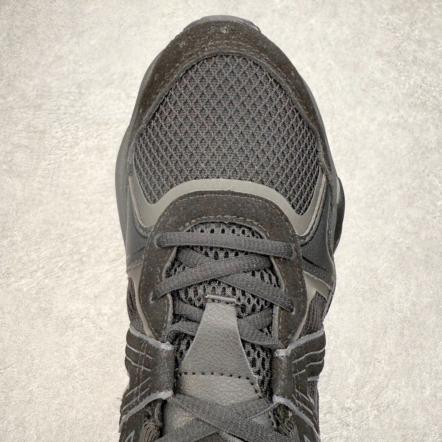 图片[4]-Onitsuka Tiger鬼塚虎 ULTI RS TIGRUN 时尚百搭耐磨低帮运动休闲鞋 全新ICON LOGO 采用特色网布和皮革的异材质拼接 轻量且富有弹性的材质 赋予双脚弹跳般的穿着感 前掌与后跟两处可视化GEL胶 提升缓震性能 外置TRUSSTIC中桥 增强稳定性 流线型鞋底融入了品牌象征的老虎图案 带来强烈的视觉冲击 兼顾弯曲性与缓震 从1980至2000年代的跑鞋中汲取灵感 将弹性脚感与时尚设计巧妙融合 成为都市风格穿搭的理想之选 尺码：36 36.5 37.5 38 38.5 39 40 40.5 41 42 42.5 43 44 44.5 45 46-选品中心