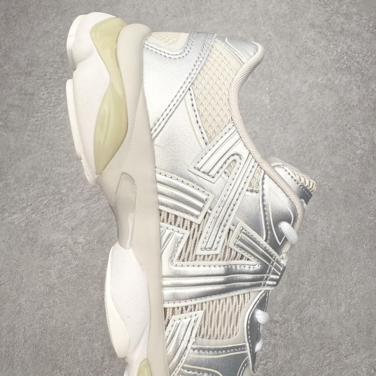 图片[6]-Onitsuka Tiger鬼塚虎 ULTI RS TIGRUN 时尚百搭耐磨低帮运动休闲鞋 全新ICON LOGO 采用特色网布和皮革的异材质拼接 轻量且富有弹性的材质 赋予双脚弹跳般的穿着感 前掌与后跟两处可视化GEL胶 提升缓震性能 外置TRUSSTIC中桥 增强稳定性 流线型鞋底融入了品牌象征的老虎图案 带来强烈的视觉冲击 兼顾弯曲性与缓震 从1980至2000年代的跑鞋中汲取灵感 将弹性脚感与时尚设计巧妙融合 成为都市风格穿搭的理想之选 尺码：36 36.5 37.5 38 38.5 39 40 40.5 41 42 42.5 43 44 44.5 45 46-选品中心