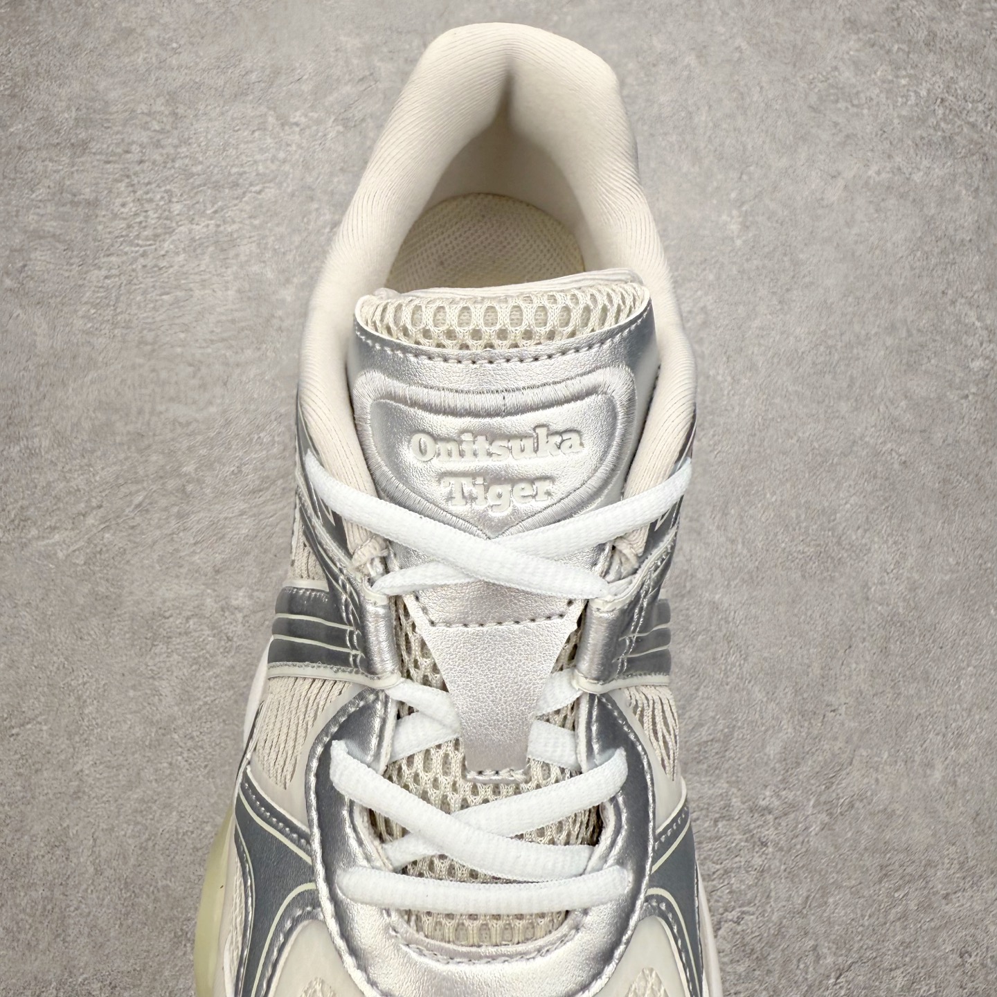 图片[5]-Onitsuka Tiger鬼塚虎 ULTI RS TIGRUN 时尚百搭耐磨低帮运动休闲鞋 全新ICON LOGO 采用特色网布和皮革的异材质拼接 轻量且富有弹性的材质 赋予双脚弹跳般的穿着感 前掌与后跟两处可视化GEL胶 提升缓震性能 外置TRUSSTIC中桥 增强稳定性 流线型鞋底融入了品牌象征的老虎图案 带来强烈的视觉冲击 兼顾弯曲性与缓震 从1980至2000年代的跑鞋中汲取灵感 将弹性脚感与时尚设计巧妙融合 成为都市风格穿搭的理想之选 尺码：36 36.5 37.5 38 38.5 39 40 40.5 41 42 42.5 43 44 44.5 45 46-选品中心