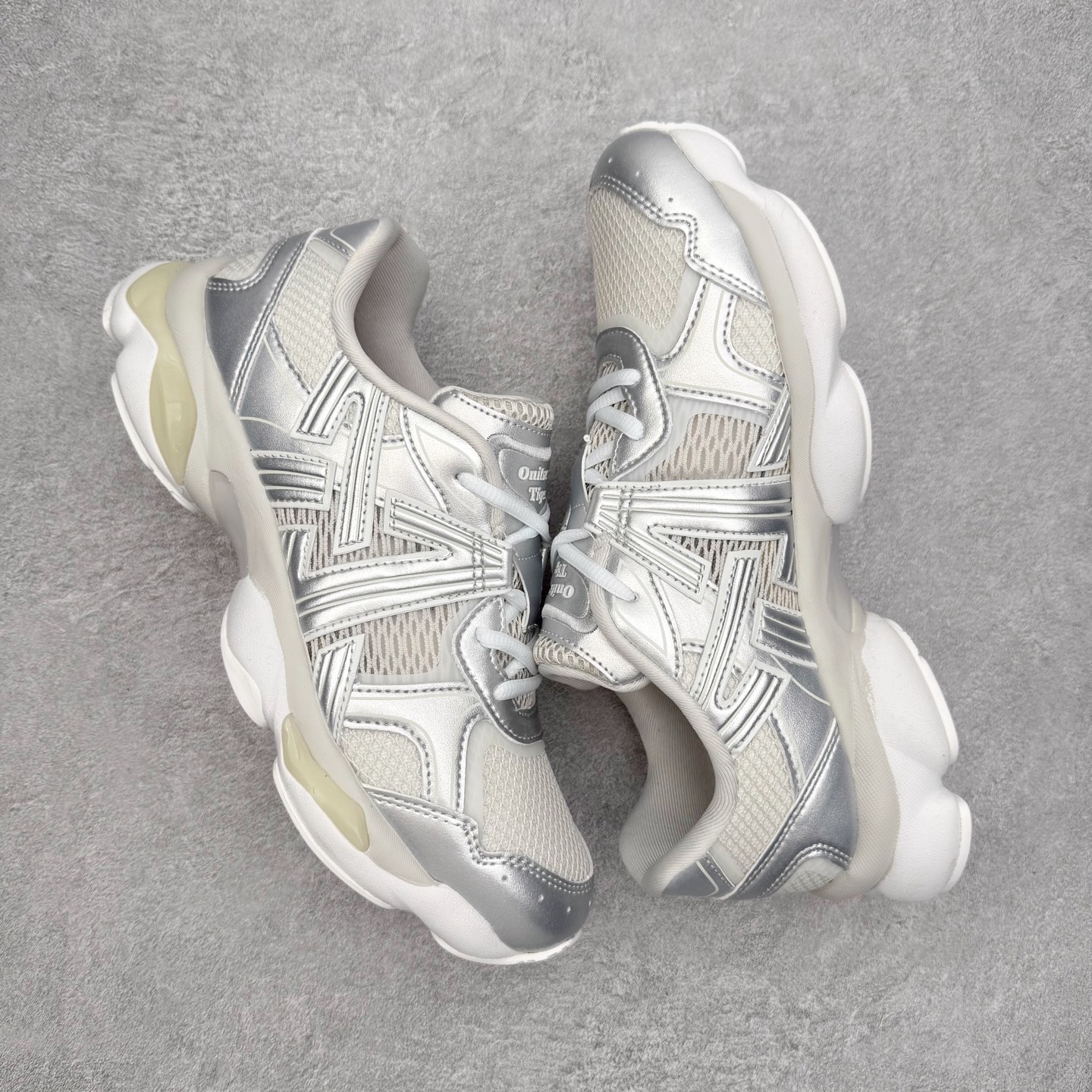 图片[3]-Onitsuka Tiger鬼塚虎 ULTI RS TIGRUN 时尚百搭耐磨低帮运动休闲鞋 全新ICON LOGO 采用特色网布和皮革的异材质拼接 轻量且富有弹性的材质 赋予双脚弹跳般的穿着感 前掌与后跟两处可视化GEL胶 提升缓震性能 外置TRUSSTIC中桥 增强稳定性 流线型鞋底融入了品牌象征的老虎图案 带来强烈的视觉冲击 兼顾弯曲性与缓震 从1980至2000年代的跑鞋中汲取灵感 将弹性脚感与时尚设计巧妙融合 成为都市风格穿搭的理想之选 尺码：36 36.5 37.5 38 38.5 39 40 40.5 41 42 42.5 43 44 44.5 45 46-选品中心