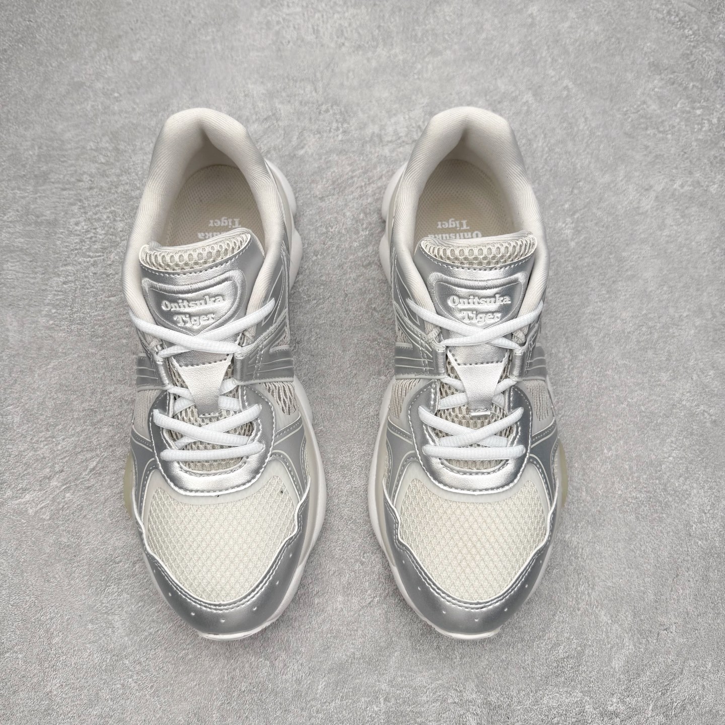 图片[2]-Onitsuka Tiger鬼塚虎 ULTI RS TIGRUN 时尚百搭耐磨低帮运动休闲鞋 全新ICON LOGO 采用特色网布和皮革的异材质拼接 轻量且富有弹性的材质 赋予双脚弹跳般的穿着感 前掌与后跟两处可视化GEL胶 提升缓震性能 外置TRUSSTIC中桥 增强稳定性 流线型鞋底融入了品牌象征的老虎图案 带来强烈的视觉冲击 兼顾弯曲性与缓震 从1980至2000年代的跑鞋中汲取灵感 将弹性脚感与时尚设计巧妙融合 成为都市风格穿搭的理想之选 尺码：36 36.5 37.5 38 38.5 39 40 40.5 41 42 42.5 43 44 44.5 45 46-选品中心