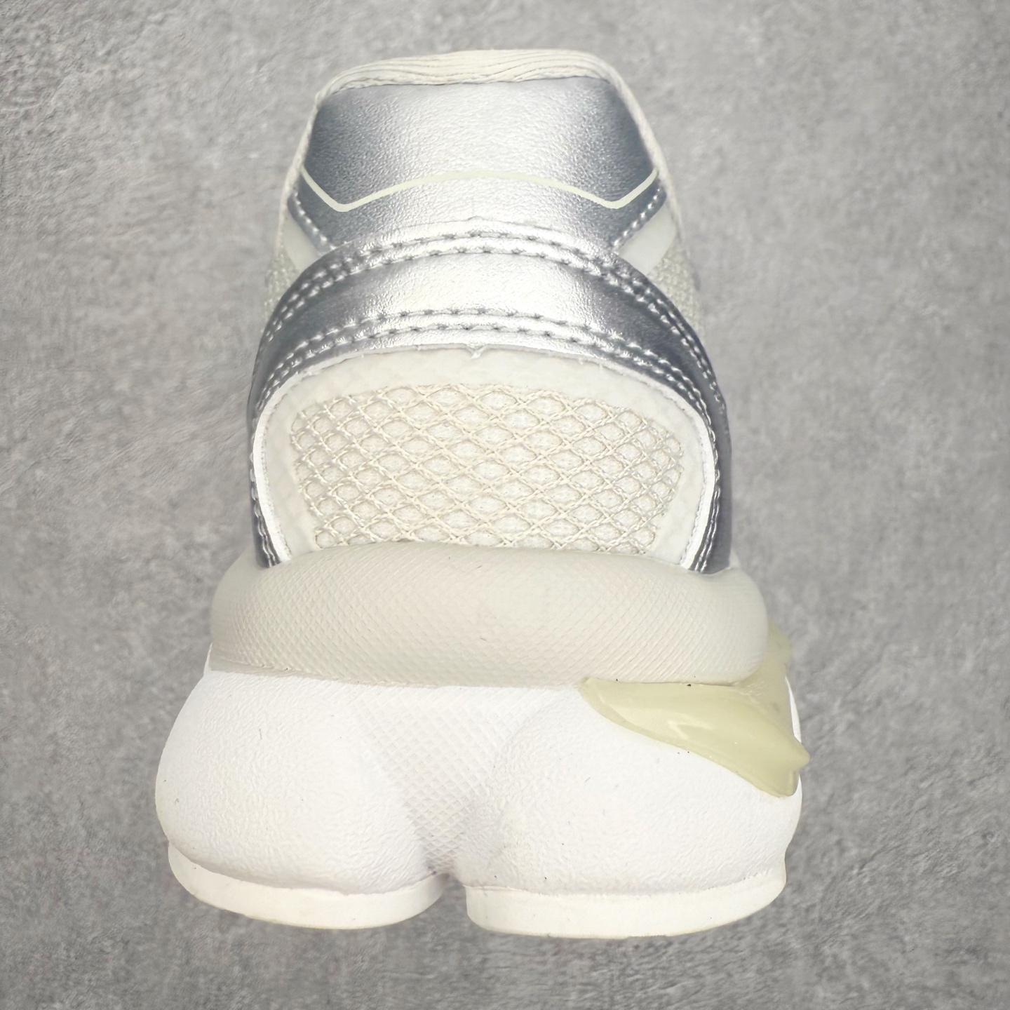 图片[8]-Onitsuka Tiger鬼塚虎 ULTI RS TIGRUN 时尚百搭耐磨低帮运动休闲鞋 全新ICON LOGO 采用特色网布和皮革的异材质拼接 轻量且富有弹性的材质 赋予双脚弹跳般的穿着感 前掌与后跟两处可视化GEL胶 提升缓震性能 外置TRUSSTIC中桥 增强稳定性 流线型鞋底融入了品牌象征的老虎图案 带来强烈的视觉冲击 兼顾弯曲性与缓震 从1980至2000年代的跑鞋中汲取灵感 将弹性脚感与时尚设计巧妙融合 成为都市风格穿搭的理想之选 尺码：36 36.5 37.5 38 38.5 39 40 40.5 41 42 42.5 43 44 44.5 45 46-选品中心