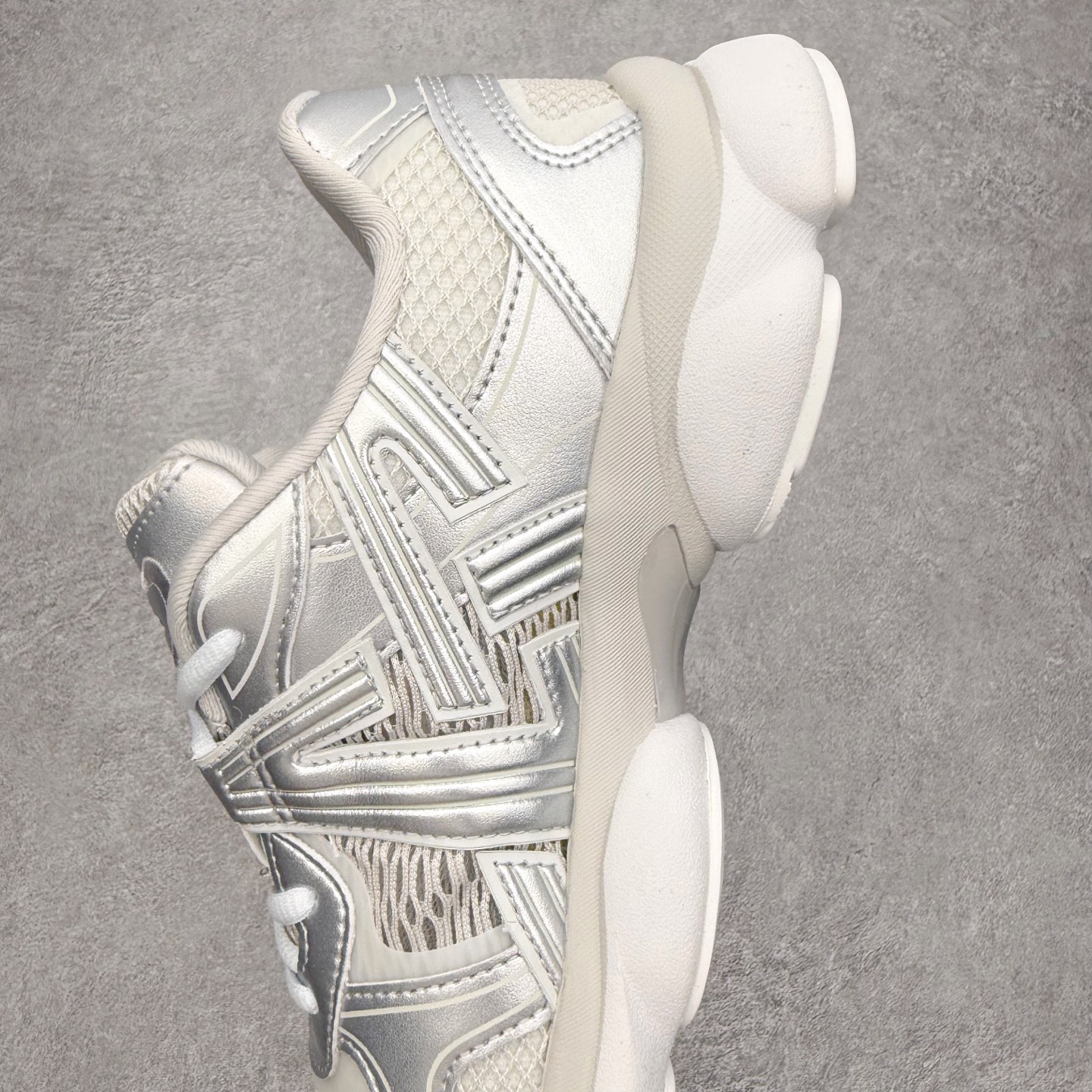 图片[7]-Onitsuka Tiger鬼塚虎 ULTI RS TIGRUN 时尚百搭耐磨低帮运动休闲鞋 全新ICON LOGO 采用特色网布和皮革的异材质拼接 轻量且富有弹性的材质 赋予双脚弹跳般的穿着感 前掌与后跟两处可视化GEL胶 提升缓震性能 外置TRUSSTIC中桥 增强稳定性 流线型鞋底融入了品牌象征的老虎图案 带来强烈的视觉冲击 兼顾弯曲性与缓震 从1980至2000年代的跑鞋中汲取灵感 将弹性脚感与时尚设计巧妙融合 成为都市风格穿搭的理想之选 尺码：36 36.5 37.5 38 38.5 39 40 40.5 41 42 42.5 43 44 44.5 45 46-选品中心