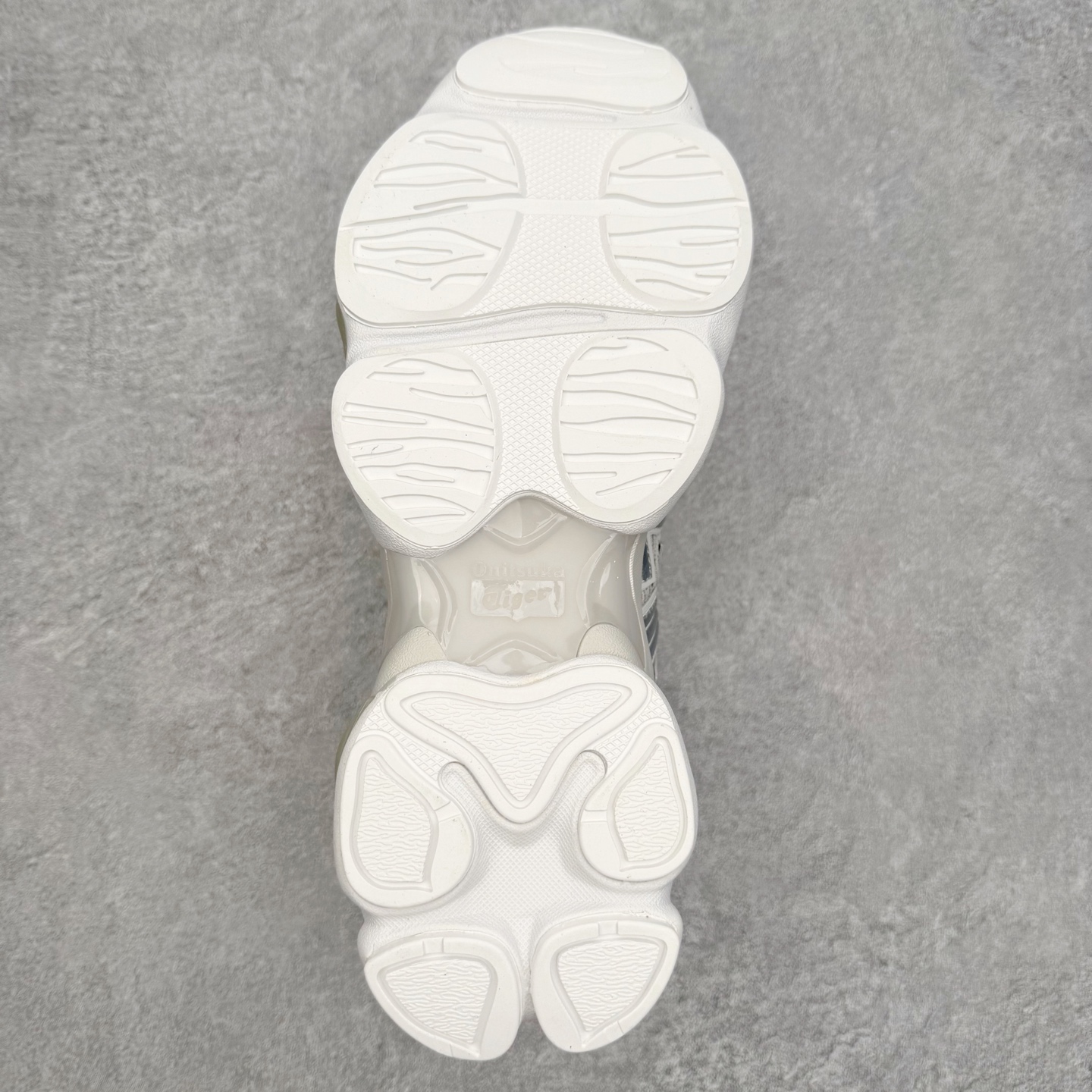 图片[9]-Onitsuka Tiger鬼塚虎 ULTI RS TIGRUN 时尚百搭耐磨低帮运动休闲鞋 全新ICON LOGO 采用特色网布和皮革的异材质拼接 轻量且富有弹性的材质 赋予双脚弹跳般的穿着感 前掌与后跟两处可视化GEL胶 提升缓震性能 外置TRUSSTIC中桥 增强稳定性 流线型鞋底融入了品牌象征的老虎图案 带来强烈的视觉冲击 兼顾弯曲性与缓震 从1980至2000年代的跑鞋中汲取灵感 将弹性脚感与时尚设计巧妙融合 成为都市风格穿搭的理想之选 尺码：36 36.5 37.5 38 38.5 39 40 40.5 41 42 42.5 43 44 44.5 45 46-选品中心