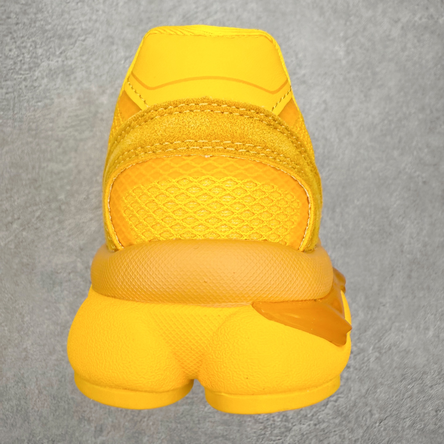 图片[7]-Onitsuka Tiger鬼塚虎 ULTI RS TIGRUN 时尚百搭耐磨低帮运动休闲鞋 全新ICON LOGO 采用特色网布和皮革的异材质拼接 轻量且富有弹性的材质 赋予双脚弹跳般的穿着感 前掌与后跟两处可视化GEL胶 提升缓震性能 外置TRUSSTIC中桥 增强稳定性 流线型鞋底融入了品牌象征的老虎图案 带来强烈的视觉冲击 兼顾弯曲性与缓震 从1980至2000年代的跑鞋中汲取灵感 将弹性脚感与时尚设计巧妙融合 成为都市风格穿搭的理想之选 尺码：36 36.5 37.5 38 38.5 39 40 40.5 41 42 42.5 43 44 44.5 45 46-选品中心