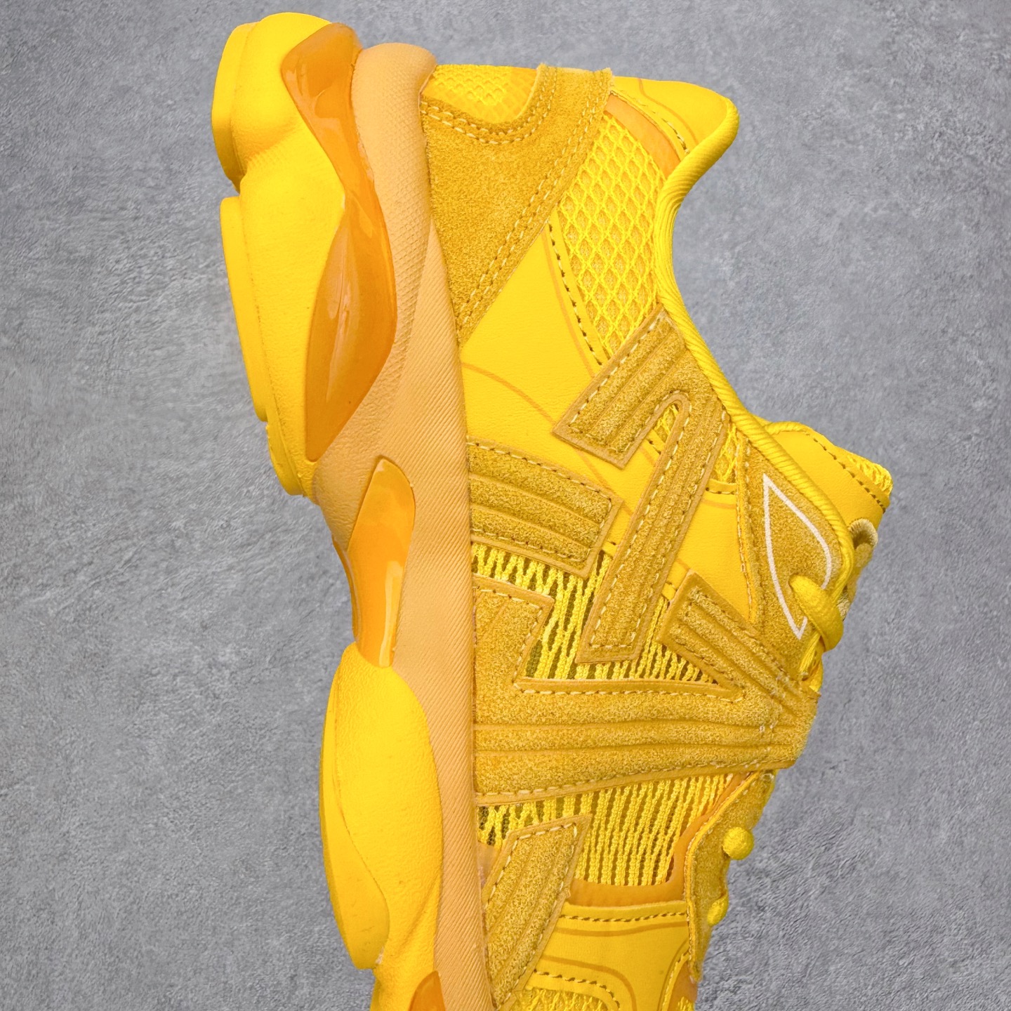 图片[9]-Onitsuka Tiger鬼塚虎 ULTI RS TIGRUN 时尚百搭耐磨低帮运动休闲鞋 全新ICON LOGO 采用特色网布和皮革的异材质拼接 轻量且富有弹性的材质 赋予双脚弹跳般的穿着感 前掌与后跟两处可视化GEL胶 提升缓震性能 外置TRUSSTIC中桥 增强稳定性 流线型鞋底融入了品牌象征的老虎图案 带来强烈的视觉冲击 兼顾弯曲性与缓震 从1980至2000年代的跑鞋中汲取灵感 将弹性脚感与时尚设计巧妙融合 成为都市风格穿搭的理想之选 尺码：36 36.5 37.5 38 38.5 39 40 40.5 41 42 42.5 43 44 44.5 45 46-选品中心