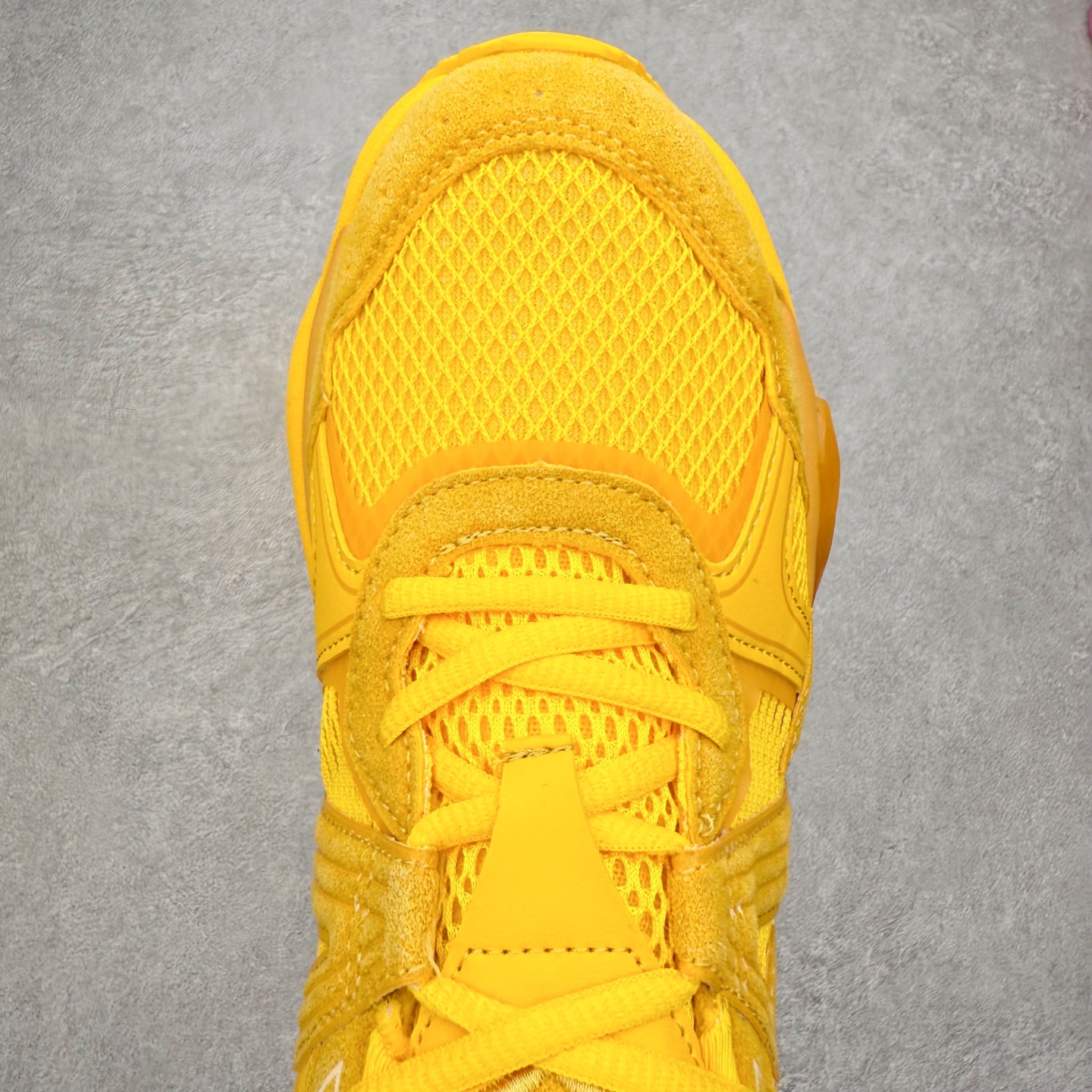 图片[4]-Onitsuka Tiger鬼塚虎 ULTI RS TIGRUN 时尚百搭耐磨低帮运动休闲鞋 全新ICON LOGO 采用特色网布和皮革的异材质拼接 轻量且富有弹性的材质 赋予双脚弹跳般的穿着感 前掌与后跟两处可视化GEL胶 提升缓震性能 外置TRUSSTIC中桥 增强稳定性 流线型鞋底融入了品牌象征的老虎图案 带来强烈的视觉冲击 兼顾弯曲性与缓震 从1980至2000年代的跑鞋中汲取灵感 将弹性脚感与时尚设计巧妙融合 成为都市风格穿搭的理想之选 尺码：36 36.5 37.5 38 38.5 39 40 40.5 41 42 42.5 43 44 44.5 45 46-选品中心