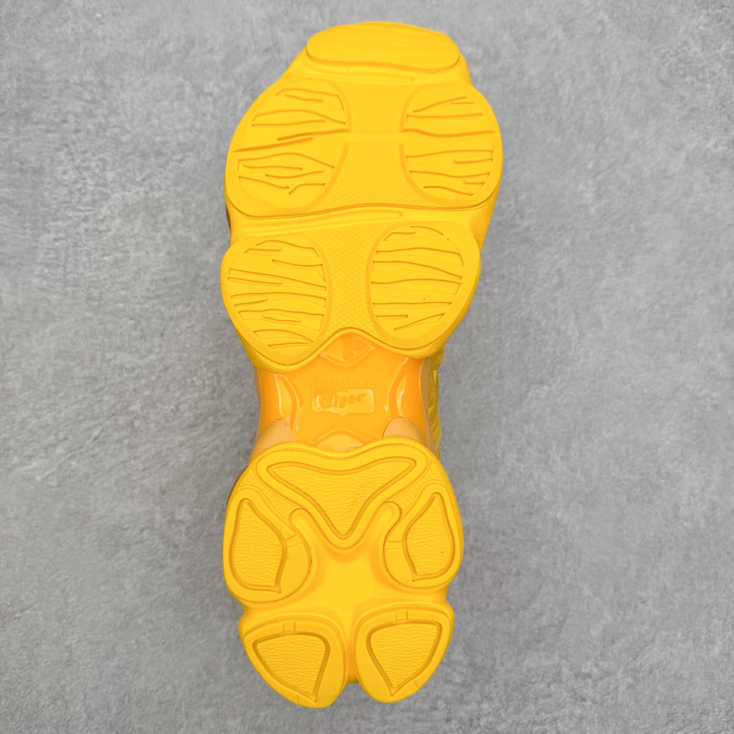 图片[6]-Onitsuka Tiger鬼塚虎 ULTI RS TIGRUN 时尚百搭耐磨低帮运动休闲鞋 全新ICON LOGO 采用特色网布和皮革的异材质拼接 轻量且富有弹性的材质 赋予双脚弹跳般的穿着感 前掌与后跟两处可视化GEL胶 提升缓震性能 外置TRUSSTIC中桥 增强稳定性 流线型鞋底融入了品牌象征的老虎图案 带来强烈的视觉冲击 兼顾弯曲性与缓震 从1980至2000年代的跑鞋中汲取灵感 将弹性脚感与时尚设计巧妙融合 成为都市风格穿搭的理想之选 尺码：36 36.5 37.5 38 38.5 39 40 40.5 41 42 42.5 43 44 44.5 45 46-选品中心