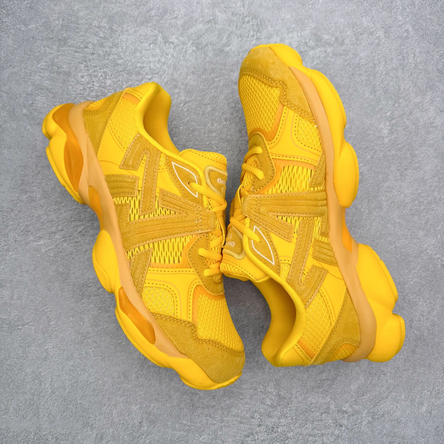 图片[3]-Onitsuka Tiger鬼塚虎 ULTI RS TIGRUN 时尚百搭耐磨低帮运动休闲鞋 全新ICON LOGO 采用特色网布和皮革的异材质拼接 轻量且富有弹性的材质 赋予双脚弹跳般的穿着感 前掌与后跟两处可视化GEL胶 提升缓震性能 外置TRUSSTIC中桥 增强稳定性 流线型鞋底融入了品牌象征的老虎图案 带来强烈的视觉冲击 兼顾弯曲性与缓震 从1980至2000年代的跑鞋中汲取灵感 将弹性脚感与时尚设计巧妙融合 成为都市风格穿搭的理想之选 尺码：36 36.5 37.5 38 38.5 39 40 40.5 41 42 42.5 43 44 44.5 45 46-选品中心