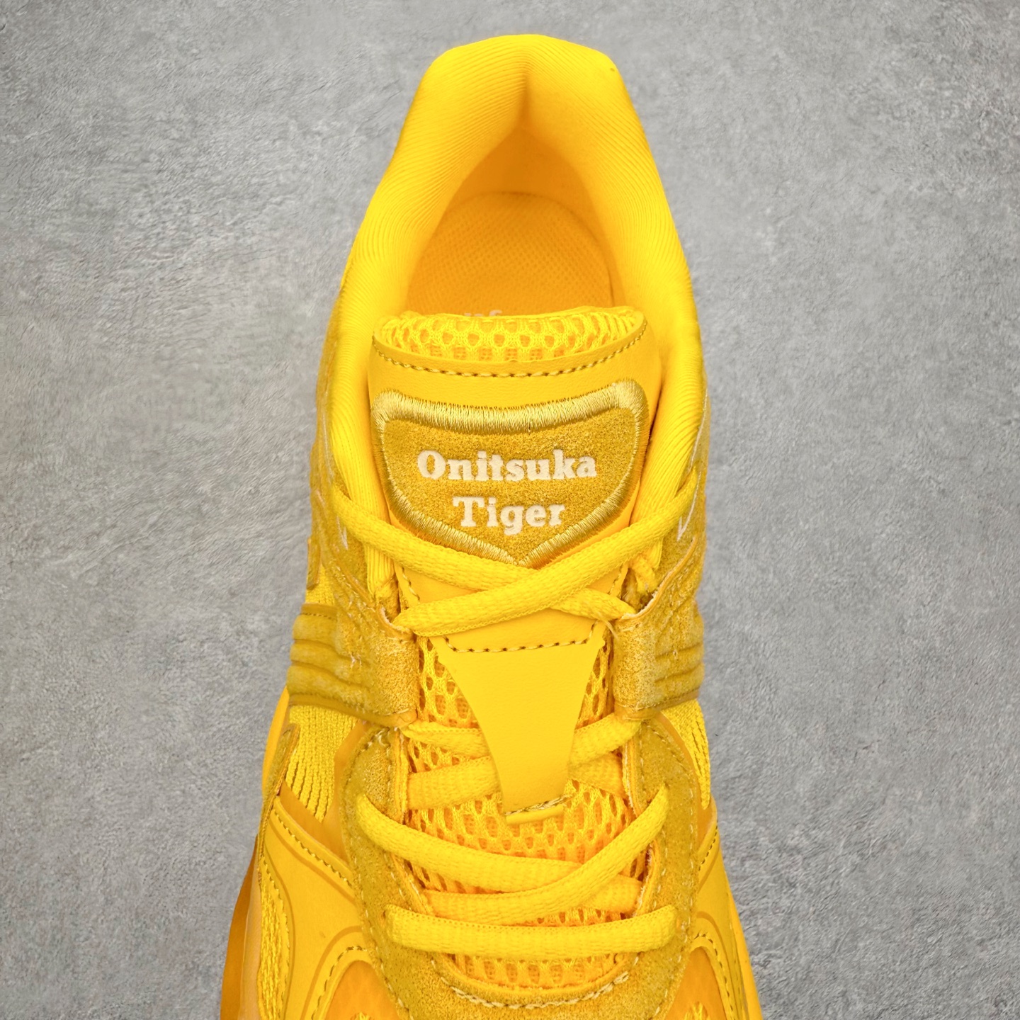 图片[5]-Onitsuka Tiger鬼塚虎 ULTI RS TIGRUN 时尚百搭耐磨低帮运动休闲鞋 全新ICON LOGO 采用特色网布和皮革的异材质拼接 轻量且富有弹性的材质 赋予双脚弹跳般的穿着感 前掌与后跟两处可视化GEL胶 提升缓震性能 外置TRUSSTIC中桥 增强稳定性 流线型鞋底融入了品牌象征的老虎图案 带来强烈的视觉冲击 兼顾弯曲性与缓震 从1980至2000年代的跑鞋中汲取灵感 将弹性脚感与时尚设计巧妙融合 成为都市风格穿搭的理想之选 尺码：36 36.5 37.5 38 38.5 39 40 40.5 41 42 42.5 43 44 44.5 45 46-选品中心