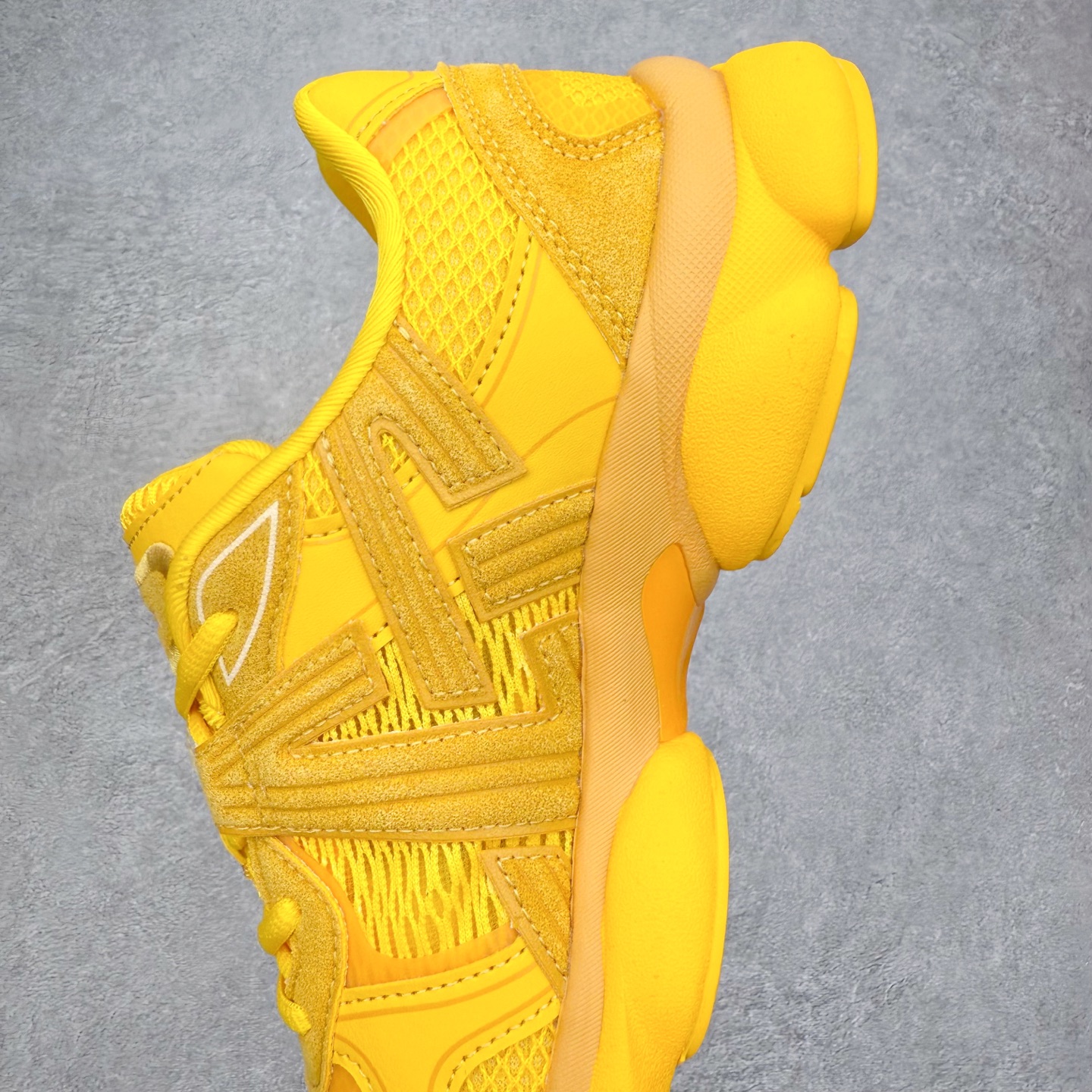 图片[8]-Onitsuka Tiger鬼塚虎 ULTI RS TIGRUN 时尚百搭耐磨低帮运动休闲鞋 全新ICON LOGO 采用特色网布和皮革的异材质拼接 轻量且富有弹性的材质 赋予双脚弹跳般的穿着感 前掌与后跟两处可视化GEL胶 提升缓震性能 外置TRUSSTIC中桥 增强稳定性 流线型鞋底融入了品牌象征的老虎图案 带来强烈的视觉冲击 兼顾弯曲性与缓震 从1980至2000年代的跑鞋中汲取灵感 将弹性脚感与时尚设计巧妙融合 成为都市风格穿搭的理想之选 尺码：36 36.5 37.5 38 38.5 39 40 40.5 41 42 42.5 43 44 44.5 45 46-选品中心