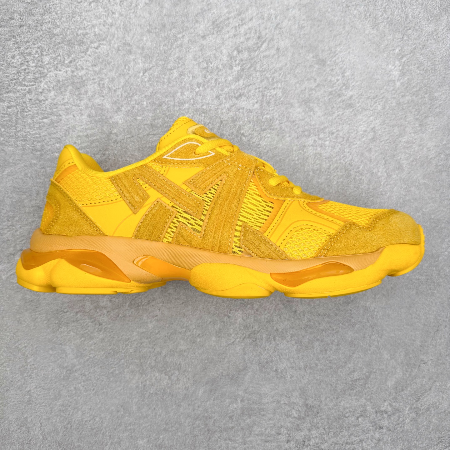 Onitsuka Tiger鬼塚虎 ULTI RS TIGRUN 时尚百搭耐磨低帮运动休闲鞋 全新ICON LOGO 采用特色网布和皮革的异材质拼接 轻量且富有弹性的材质 赋予双脚弹跳般的穿着感 前掌与后跟两处可视化GEL胶 提升缓震性能 外置TRUSSTIC中桥 增强稳定性 流线型鞋底融入了品牌象征的老虎图案 带来强烈的视觉冲击 兼顾弯曲性与缓震 从1980至2000年代的跑鞋中汲取灵感 将弹性脚感与时尚设计巧妙融合 成为都市风格穿搭的理想之选 尺码：36 36.5 37.5 38 38.5 39 40 40.5 41 42 42.5 43 44 44.5 45 46-选品中心