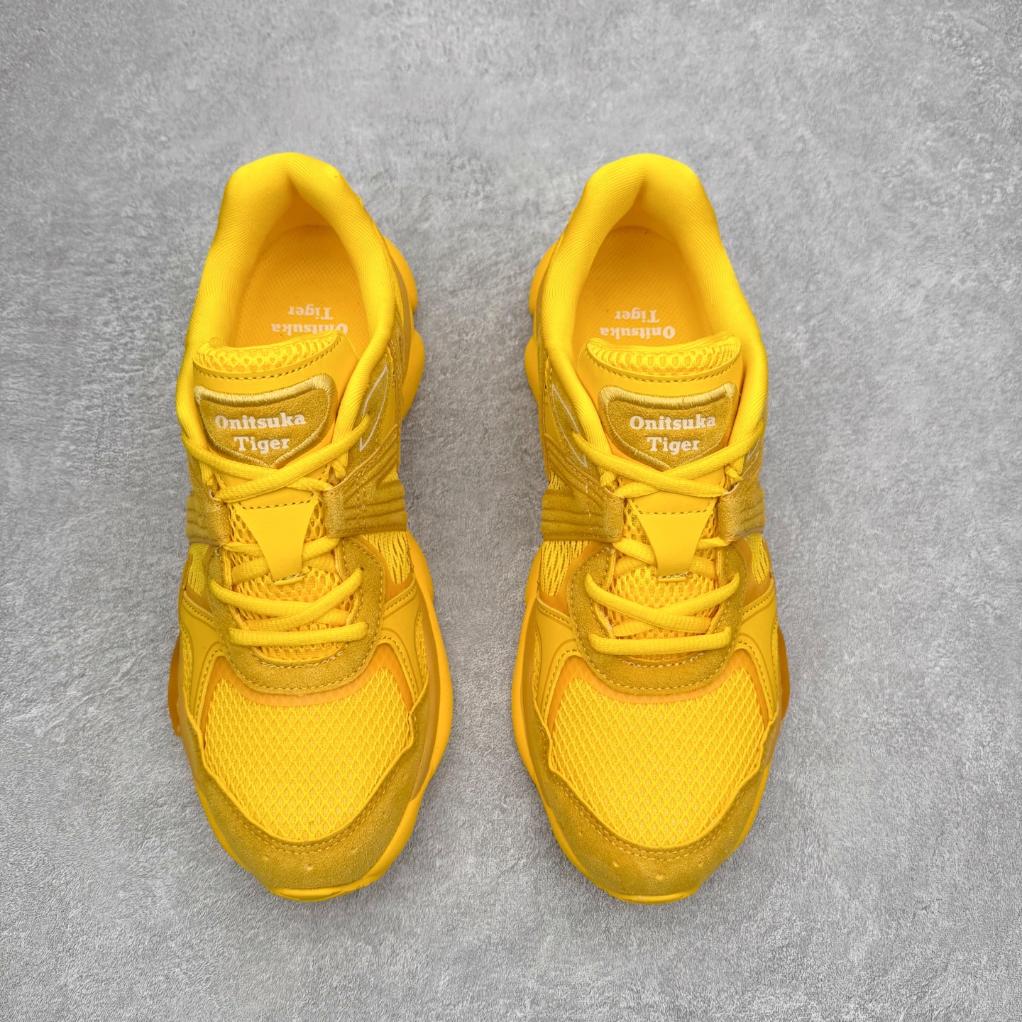 图片[2]-Onitsuka Tiger鬼塚虎 ULTI RS TIGRUN 时尚百搭耐磨低帮运动休闲鞋 全新ICON LOGO 采用特色网布和皮革的异材质拼接 轻量且富有弹性的材质 赋予双脚弹跳般的穿着感 前掌与后跟两处可视化GEL胶 提升缓震性能 外置TRUSSTIC中桥 增强稳定性 流线型鞋底融入了品牌象征的老虎图案 带来强烈的视觉冲击 兼顾弯曲性与缓震 从1980至2000年代的跑鞋中汲取灵感 将弹性脚感与时尚设计巧妙融合 成为都市风格穿搭的理想之选 尺码：36 36.5 37.5 38 38.5 39 40 40.5 41 42 42.5 43 44 44.5 45 46-选品中心