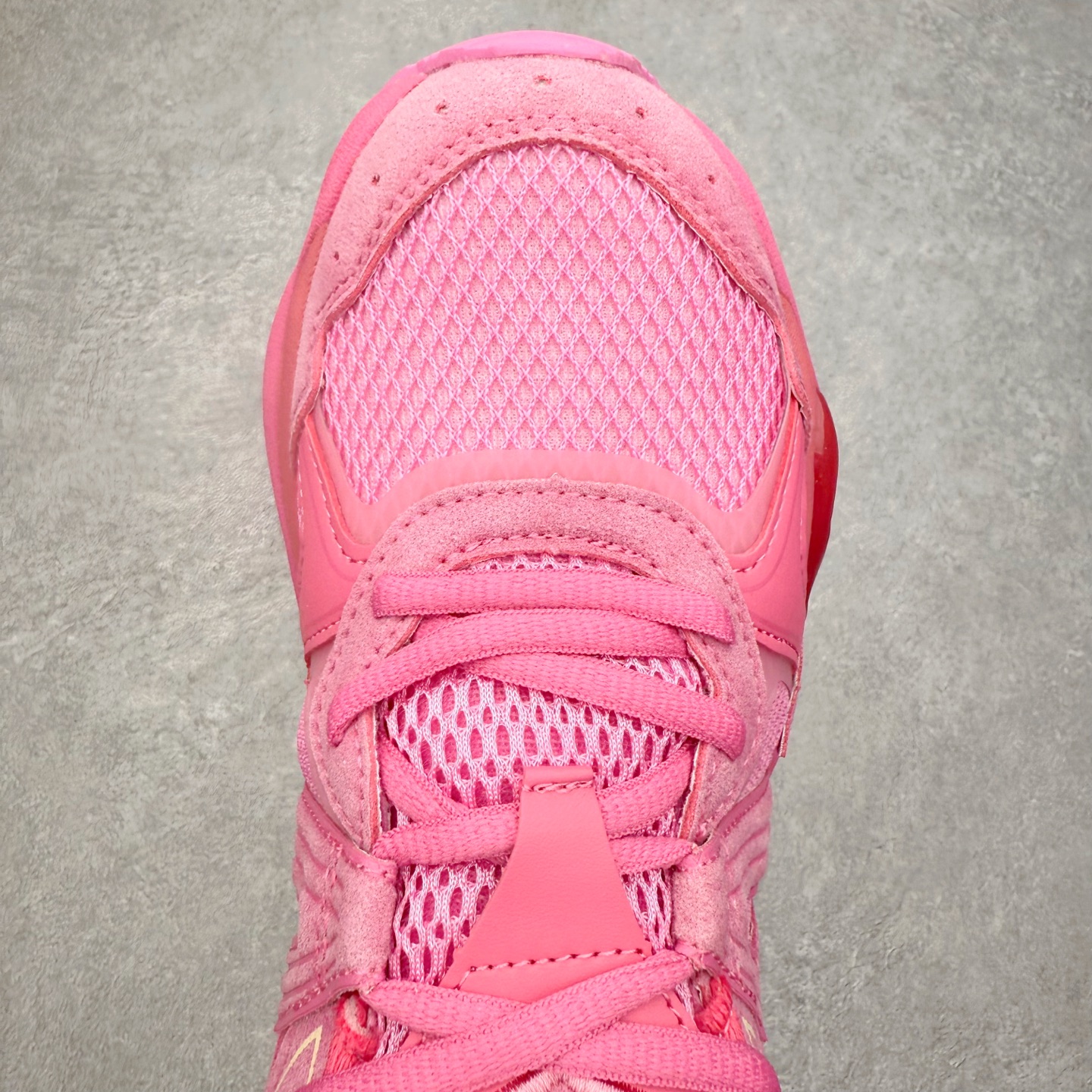 图片[4]-Onitsuka Tiger鬼塚虎 ULTI RS TIGRUN 时尚百搭耐磨低帮运动休闲鞋 全新ICON LOGO 采用特色网布和皮革的异材质拼接 轻量且富有弹性的材质 赋予双脚弹跳般的穿着感 前掌与后跟两处可视化GEL胶 提升缓震性能 外置TRUSSTIC中桥 增强稳定性 流线型鞋底融入了品牌象征的老虎图案 带来强烈的视觉冲击 兼顾弯曲性与缓震 从1980至2000年代的跑鞋中汲取灵感 将弹性脚感与时尚设计巧妙融合 成为都市风格穿搭的理想之选 尺码：36 36.5 37.5 38 38.5 39 40 40.5 41 42 42.5 43 44 44.5 45 46-选品中心