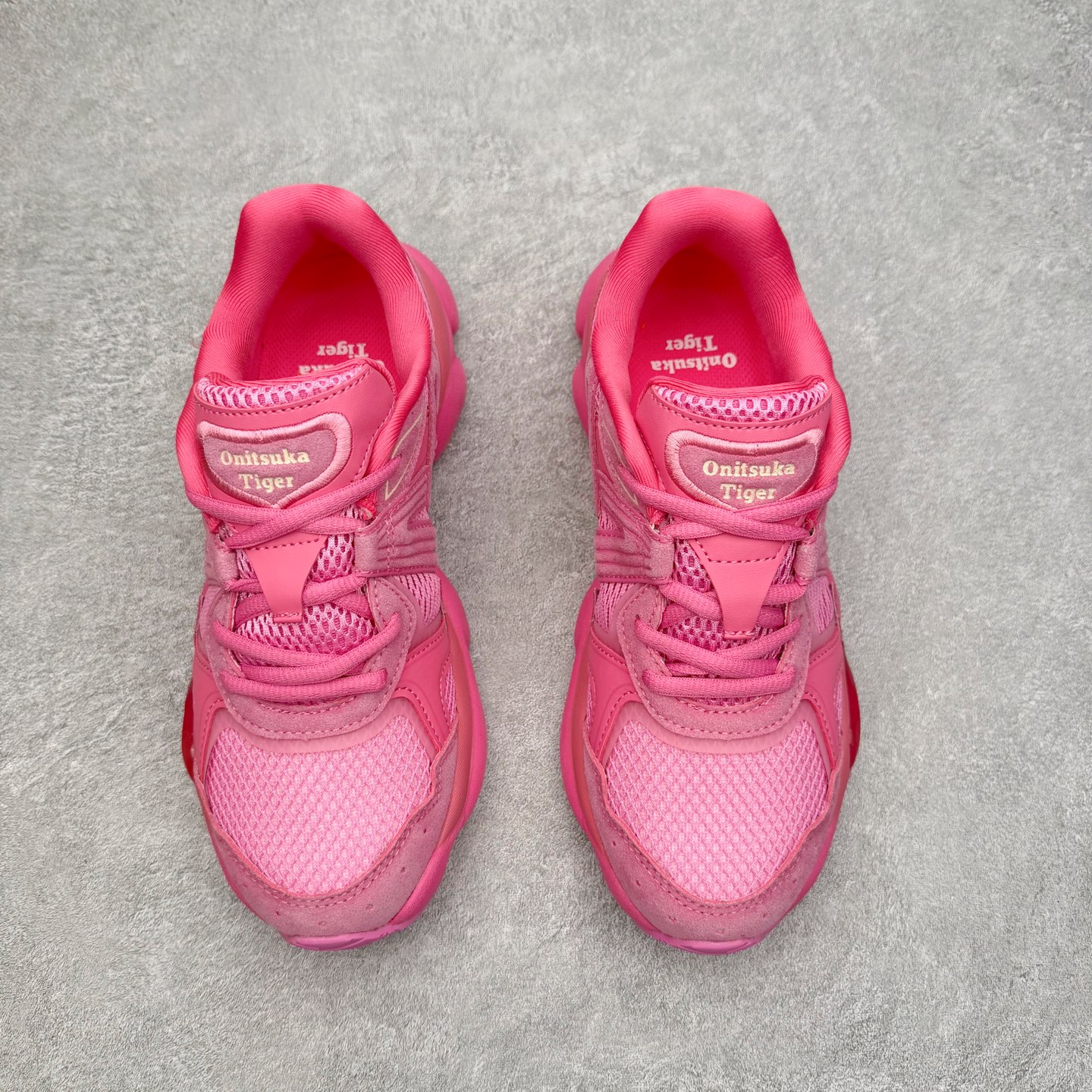 图片[2]-Onitsuka Tiger鬼塚虎 ULTI RS TIGRUN 时尚百搭耐磨低帮运动休闲鞋 全新ICON LOGO 采用特色网布和皮革的异材质拼接 轻量且富有弹性的材质 赋予双脚弹跳般的穿着感 前掌与后跟两处可视化GEL胶 提升缓震性能 外置TRUSSTIC中桥 增强稳定性 流线型鞋底融入了品牌象征的老虎图案 带来强烈的视觉冲击 兼顾弯曲性与缓震 从1980至2000年代的跑鞋中汲取灵感 将弹性脚感与时尚设计巧妙融合 成为都市风格穿搭的理想之选 尺码：36 36.5 37.5 38 38.5 39 40 40.5 41 42 42.5 43 44 44.5 45 46-选品中心