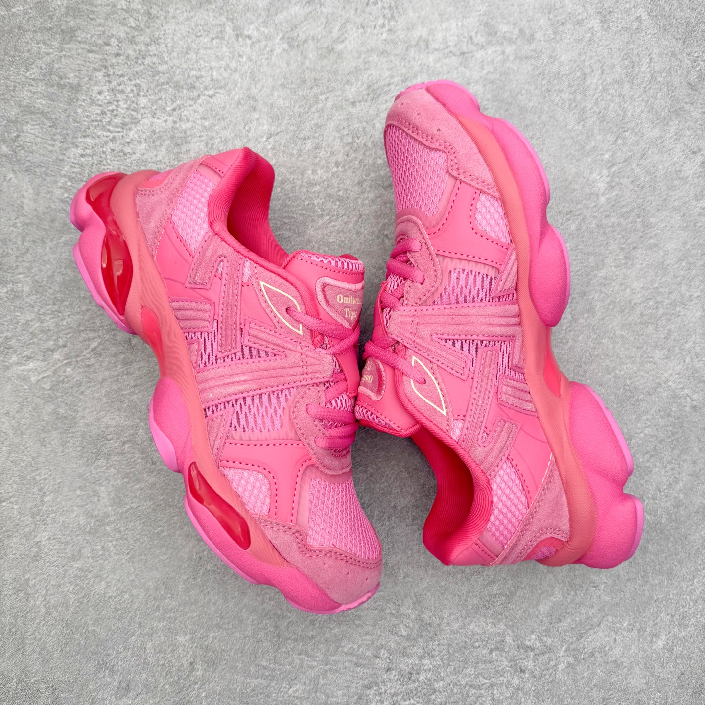 图片[3]-Onitsuka Tiger鬼塚虎 ULTI RS TIGRUN 时尚百搭耐磨低帮运动休闲鞋 全新ICON LOGO 采用特色网布和皮革的异材质拼接 轻量且富有弹性的材质 赋予双脚弹跳般的穿着感 前掌与后跟两处可视化GEL胶 提升缓震性能 外置TRUSSTIC中桥 增强稳定性 流线型鞋底融入了品牌象征的老虎图案 带来强烈的视觉冲击 兼顾弯曲性与缓震 从1980至2000年代的跑鞋中汲取灵感 将弹性脚感与时尚设计巧妙融合 成为都市风格穿搭的理想之选 尺码：36 36.5 37.5 38 38.5 39 40 40.5 41 42 42.5 43 44 44.5 45 46-选品中心