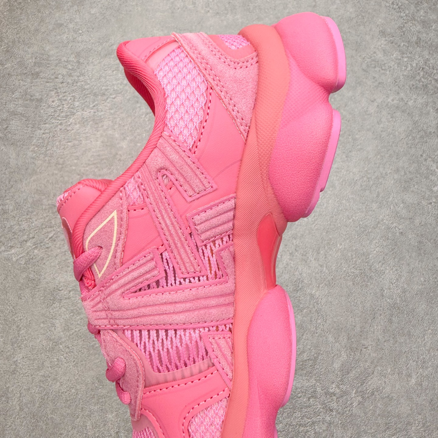 图片[7]-Onitsuka Tiger鬼塚虎 ULTI RS TIGRUN 时尚百搭耐磨低帮运动休闲鞋 全新ICON LOGO 采用特色网布和皮革的异材质拼接 轻量且富有弹性的材质 赋予双脚弹跳般的穿着感 前掌与后跟两处可视化GEL胶 提升缓震性能 外置TRUSSTIC中桥 增强稳定性 流线型鞋底融入了品牌象征的老虎图案 带来强烈的视觉冲击 兼顾弯曲性与缓震 从1980至2000年代的跑鞋中汲取灵感 将弹性脚感与时尚设计巧妙融合 成为都市风格穿搭的理想之选 尺码：36 36.5 37.5 38 38.5 39 40 40.5 41 42 42.5 43 44 44.5 45 46-选品中心