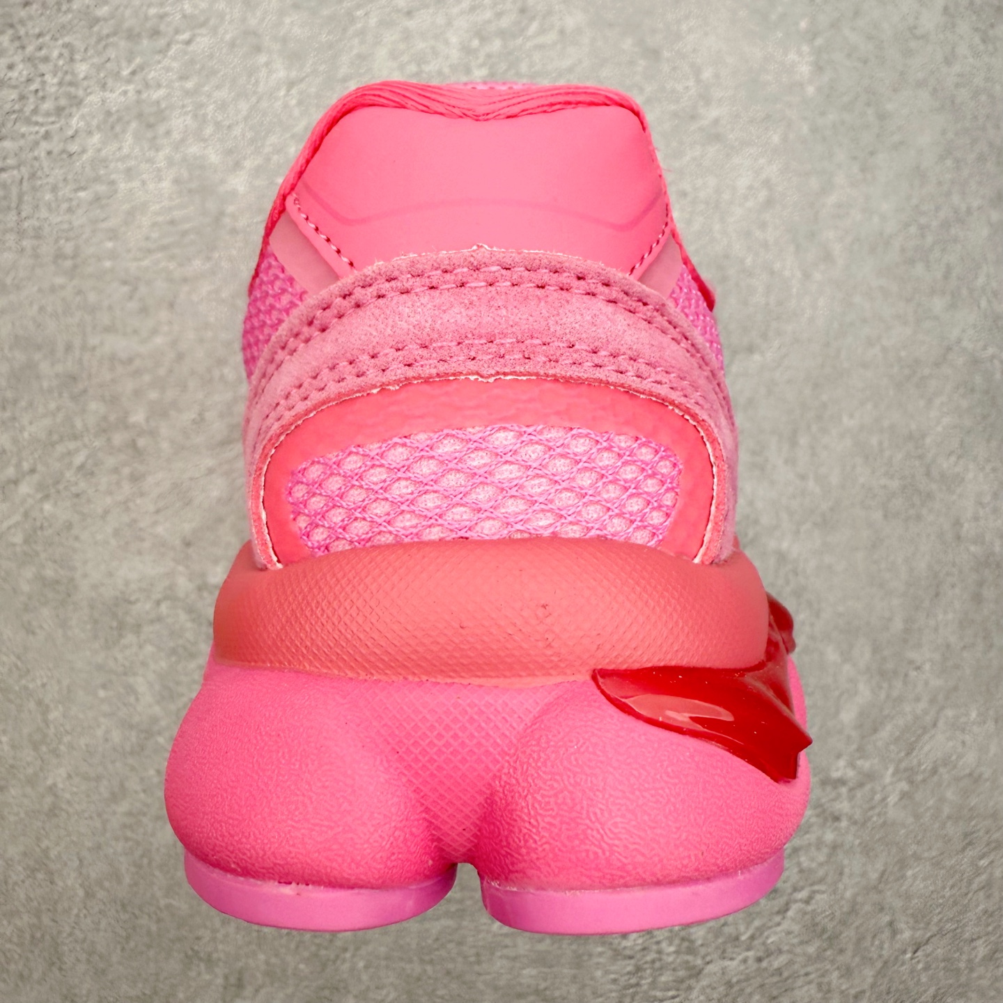 图片[8]-Onitsuka Tiger鬼塚虎 ULTI RS TIGRUN 时尚百搭耐磨低帮运动休闲鞋 全新ICON LOGO 采用特色网布和皮革的异材质拼接 轻量且富有弹性的材质 赋予双脚弹跳般的穿着感 前掌与后跟两处可视化GEL胶 提升缓震性能 外置TRUSSTIC中桥 增强稳定性 流线型鞋底融入了品牌象征的老虎图案 带来强烈的视觉冲击 兼顾弯曲性与缓震 从1980至2000年代的跑鞋中汲取灵感 将弹性脚感与时尚设计巧妙融合 成为都市风格穿搭的理想之选 尺码：36 36.5 37.5 38 38.5 39 40 40.5 41 42 42.5 43 44 44.5 45 46-选品中心