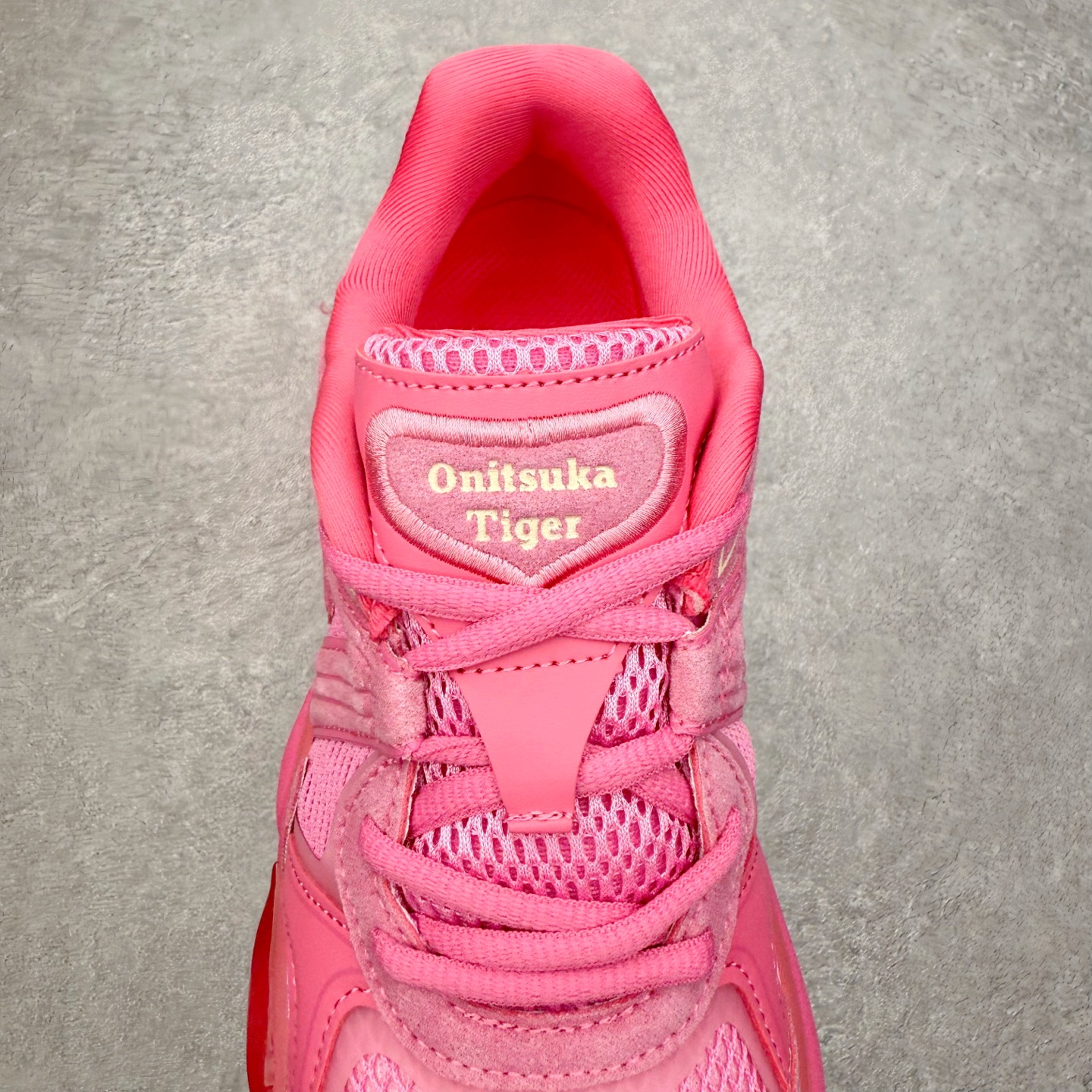 图片[5]-Onitsuka Tiger鬼塚虎 ULTI RS TIGRUN 时尚百搭耐磨低帮运动休闲鞋 全新ICON LOGO 采用特色网布和皮革的异材质拼接 轻量且富有弹性的材质 赋予双脚弹跳般的穿着感 前掌与后跟两处可视化GEL胶 提升缓震性能 外置TRUSSTIC中桥 增强稳定性 流线型鞋底融入了品牌象征的老虎图案 带来强烈的视觉冲击 兼顾弯曲性与缓震 从1980至2000年代的跑鞋中汲取灵感 将弹性脚感与时尚设计巧妙融合 成为都市风格穿搭的理想之选 尺码：36 36.5 37.5 38 38.5 39 40 40.5 41 42 42.5 43 44 44.5 45 46-选品中心