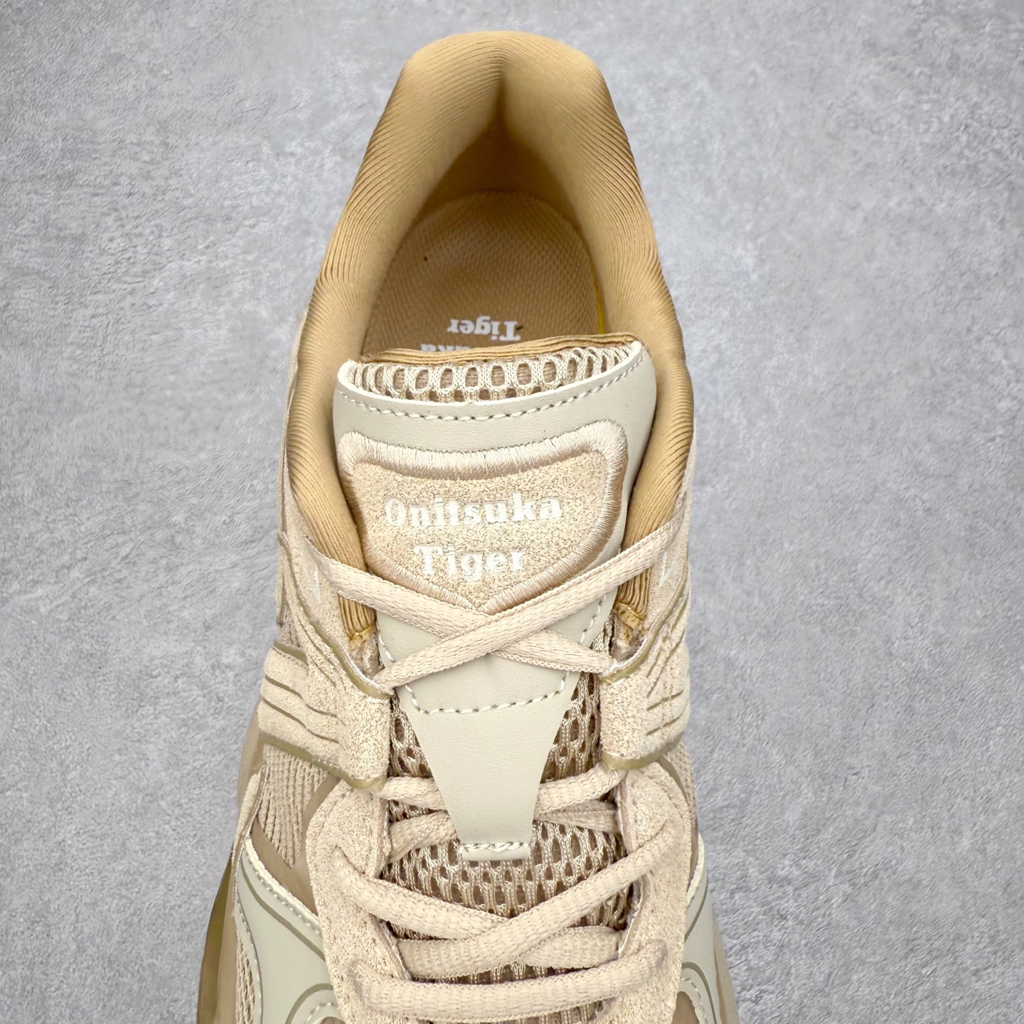 图片[5]-Onitsuka Tiger鬼塚虎 ULTI RS TIGRUN 时尚百搭耐磨低帮运动休闲鞋 全新ICON LOGO 采用特色网布和皮革的异材质拼接 轻量且富有弹性的材质 赋予双脚弹跳般的穿着感 前掌与后跟两处可视化GEL胶 提升缓震性能 外置TRUSSTIC中桥 增强稳定性 流线型鞋底融入了品牌象征的老虎图案 带来强烈的视觉冲击 兼顾弯曲性与缓震 从1980至2000年代的跑鞋中汲取灵感 将弹性脚感与时尚设计巧妙融合 成为都市风格穿搭的理想之选 尺码：36 36.5 37.5 38 38.5 39 40 40.5 41 42 42.5 43 44 44.5 45 46-选品中心