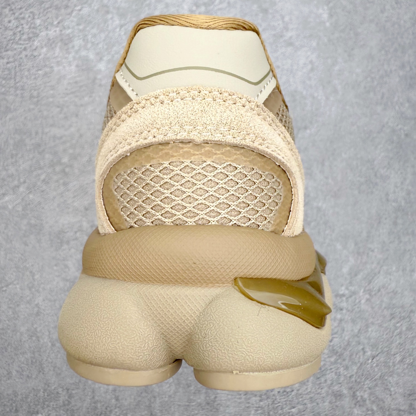 图片[8]-Onitsuka Tiger鬼塚虎 ULTI RS TIGRUN 时尚百搭耐磨低帮运动休闲鞋 全新ICON LOGO 采用特色网布和皮革的异材质拼接 轻量且富有弹性的材质 赋予双脚弹跳般的穿着感 前掌与后跟两处可视化GEL胶 提升缓震性能 外置TRUSSTIC中桥 增强稳定性 流线型鞋底融入了品牌象征的老虎图案 带来强烈的视觉冲击 兼顾弯曲性与缓震 从1980至2000年代的跑鞋中汲取灵感 将弹性脚感与时尚设计巧妙融合 成为都市风格穿搭的理想之选 尺码：36 36.5 37.5 38 38.5 39 40 40.5 41 42 42.5 43 44 44.5 45 46-选品中心