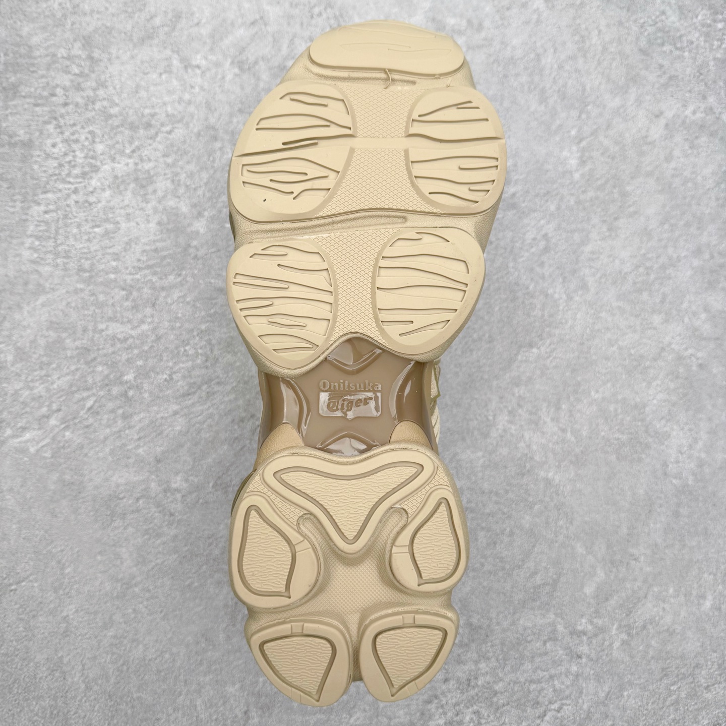 图片[9]-Onitsuka Tiger鬼塚虎 ULTI RS TIGRUN 时尚百搭耐磨低帮运动休闲鞋 全新ICON LOGO 采用特色网布和皮革的异材质拼接 轻量且富有弹性的材质 赋予双脚弹跳般的穿着感 前掌与后跟两处可视化GEL胶 提升缓震性能 外置TRUSSTIC中桥 增强稳定性 流线型鞋底融入了品牌象征的老虎图案 带来强烈的视觉冲击 兼顾弯曲性与缓震 从1980至2000年代的跑鞋中汲取灵感 将弹性脚感与时尚设计巧妙融合 成为都市风格穿搭的理想之选 尺码：36 36.5 37.5 38 38.5 39 40 40.5 41 42 42.5 43 44 44.5 45 46-选品中心