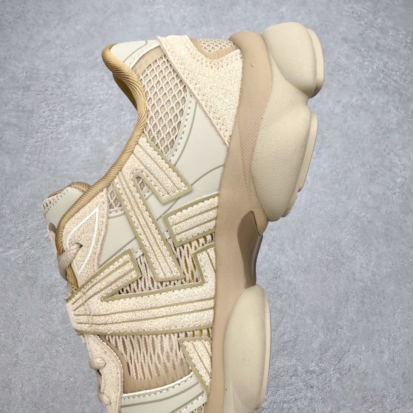 图片[7]-Onitsuka Tiger鬼塚虎 ULTI RS TIGRUN 时尚百搭耐磨低帮运动休闲鞋 全新ICON LOGO 采用特色网布和皮革的异材质拼接 轻量且富有弹性的材质 赋予双脚弹跳般的穿着感 前掌与后跟两处可视化GEL胶 提升缓震性能 外置TRUSSTIC中桥 增强稳定性 流线型鞋底融入了品牌象征的老虎图案 带来强烈的视觉冲击 兼顾弯曲性与缓震 从1980至2000年代的跑鞋中汲取灵感 将弹性脚感与时尚设计巧妙融合 成为都市风格穿搭的理想之选 尺码：36 36.5 37.5 38 38.5 39 40 40.5 41 42 42.5 43 44 44.5 45 46-选品中心