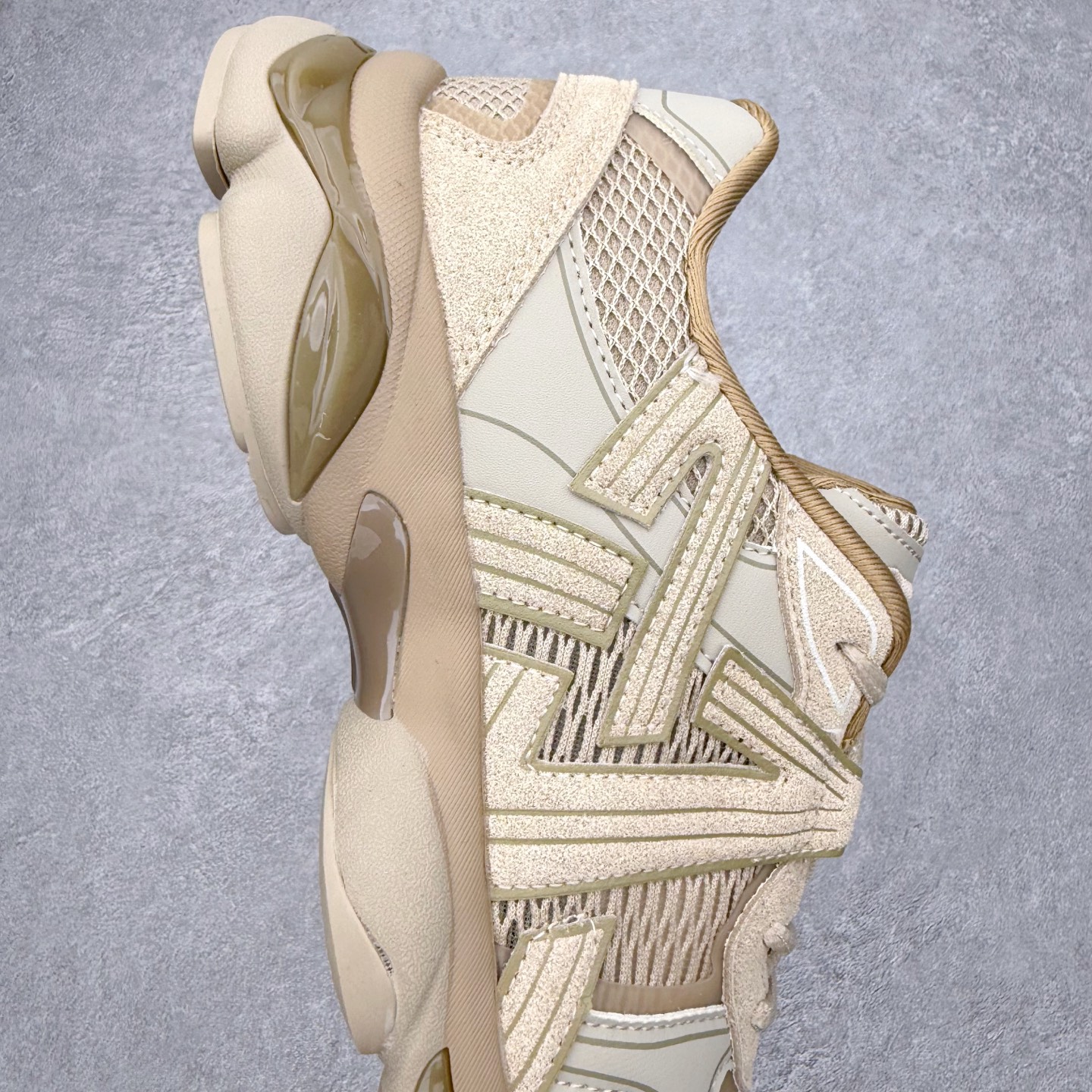 图片[6]-Onitsuka Tiger鬼塚虎 ULTI RS TIGRUN 时尚百搭耐磨低帮运动休闲鞋 全新ICON LOGO 采用特色网布和皮革的异材质拼接 轻量且富有弹性的材质 赋予双脚弹跳般的穿着感 前掌与后跟两处可视化GEL胶 提升缓震性能 外置TRUSSTIC中桥 增强稳定性 流线型鞋底融入了品牌象征的老虎图案 带来强烈的视觉冲击 兼顾弯曲性与缓震 从1980至2000年代的跑鞋中汲取灵感 将弹性脚感与时尚设计巧妙融合 成为都市风格穿搭的理想之选 尺码：36 36.5 37.5 38 38.5 39 40 40.5 41 42 42.5 43 44 44.5 45 46-选品中心