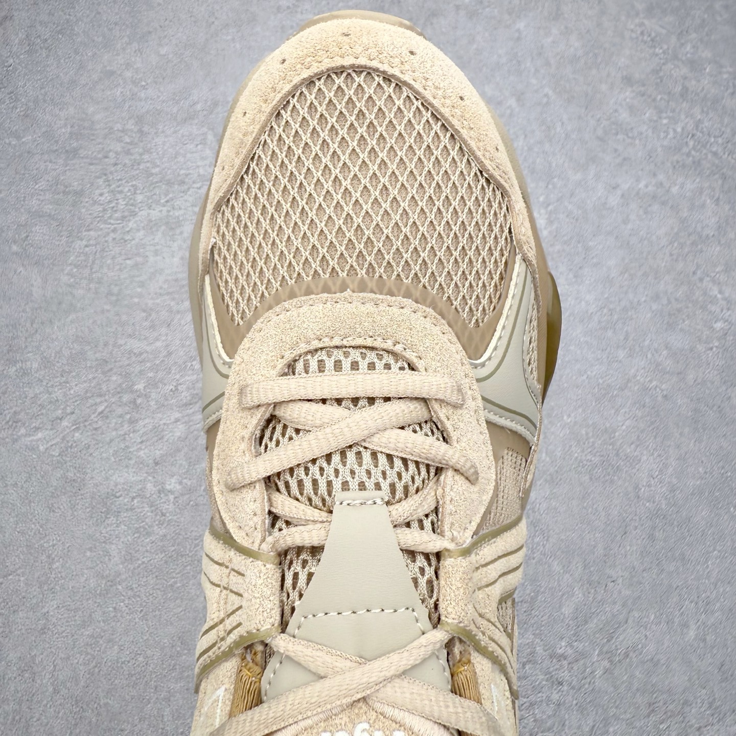 图片[4]-Onitsuka Tiger鬼塚虎 ULTI RS TIGRUN 时尚百搭耐磨低帮运动休闲鞋 全新ICON LOGO 采用特色网布和皮革的异材质拼接 轻量且富有弹性的材质 赋予双脚弹跳般的穿着感 前掌与后跟两处可视化GEL胶 提升缓震性能 外置TRUSSTIC中桥 增强稳定性 流线型鞋底融入了品牌象征的老虎图案 带来强烈的视觉冲击 兼顾弯曲性与缓震 从1980至2000年代的跑鞋中汲取灵感 将弹性脚感与时尚设计巧妙融合 成为都市风格穿搭的理想之选 尺码：36 36.5 37.5 38 38.5 39 40 40.5 41 42 42.5 43 44 44.5 45 46-选品中心