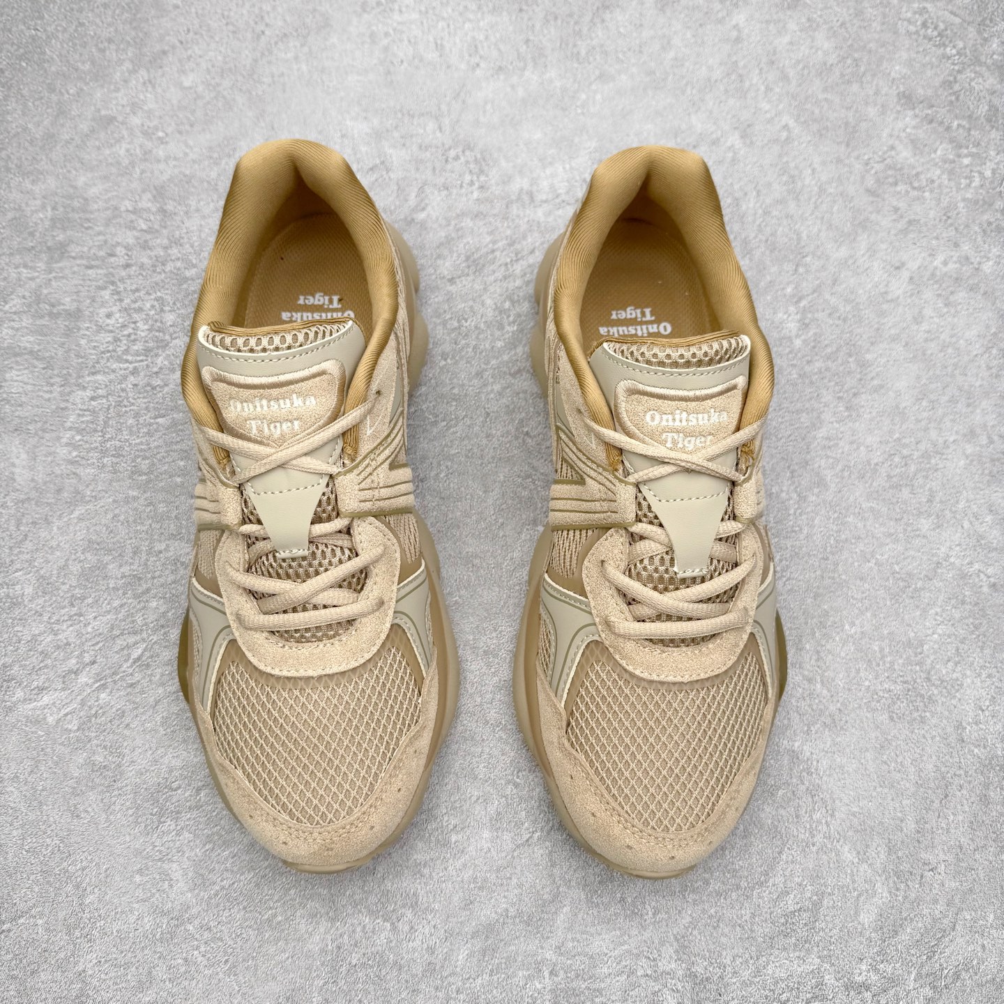 图片[2]-Onitsuka Tiger鬼塚虎 ULTI RS TIGRUN 时尚百搭耐磨低帮运动休闲鞋 全新ICON LOGO 采用特色网布和皮革的异材质拼接 轻量且富有弹性的材质 赋予双脚弹跳般的穿着感 前掌与后跟两处可视化GEL胶 提升缓震性能 外置TRUSSTIC中桥 增强稳定性 流线型鞋底融入了品牌象征的老虎图案 带来强烈的视觉冲击 兼顾弯曲性与缓震 从1980至2000年代的跑鞋中汲取灵感 将弹性脚感与时尚设计巧妙融合 成为都市风格穿搭的理想之选 尺码：36 36.5 37.5 38 38.5 39 40 40.5 41 42 42.5 43 44 44.5 45 46-选品中心