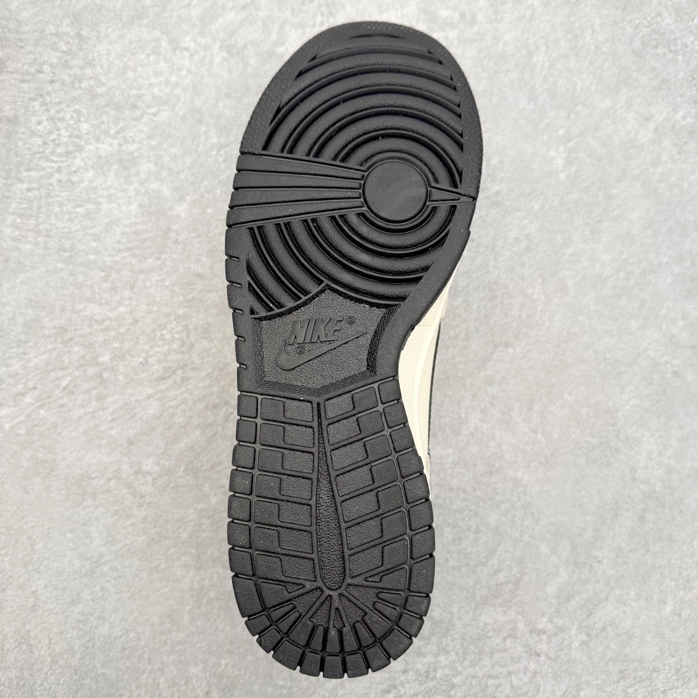 图片[9]-NK Dunk Low 定制配色 SD8888-007 大厂出品 极力推荐 原装头层材料 独家版型蒸餾加工帶來的是更好的视觉和脚感体验大厂纯原品质出货 清洁度 电绣工艺 皮料切割干净无任何毛边 细节完美 实拍调校N版已经零色差零失真 百分百还原实物色彩所见即所得 不存在货不对板色差等低级问题 选购参考实物拍摄 不混卖不参货 只用心做好货严格选品 承诺混一赔十 尺码：36 36.5 37.5 38 38.5 39 40 40.5 41 42 42.5 43 44 44.5 45-选品中心