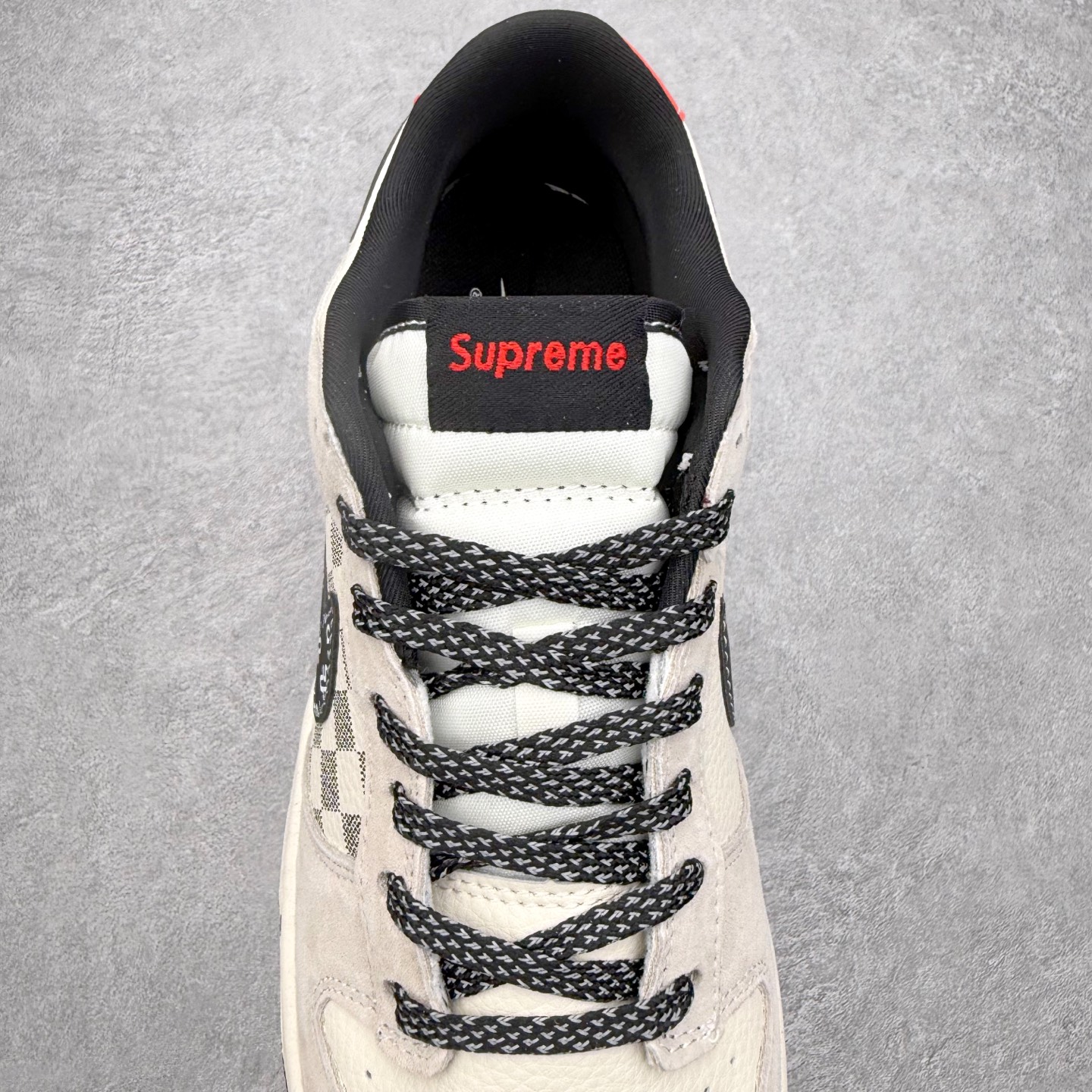 图片[5]-NK Dunk Low 定制配色 SD8888-007 大厂出品 极力推荐 原装头层材料 独家版型蒸餾加工帶來的是更好的视觉和脚感体验大厂纯原品质出货 清洁度 电绣工艺 皮料切割干净无任何毛边 细节完美 实拍调校N版已经零色差零失真 百分百还原实物色彩所见即所得 不存在货不对板色差等低级问题 选购参考实物拍摄 不混卖不参货 只用心做好货严格选品 承诺混一赔十 尺码：36 36.5 37.5 38 38.5 39 40 40.5 41 42 42.5 43 44 44.5 45-选品中心