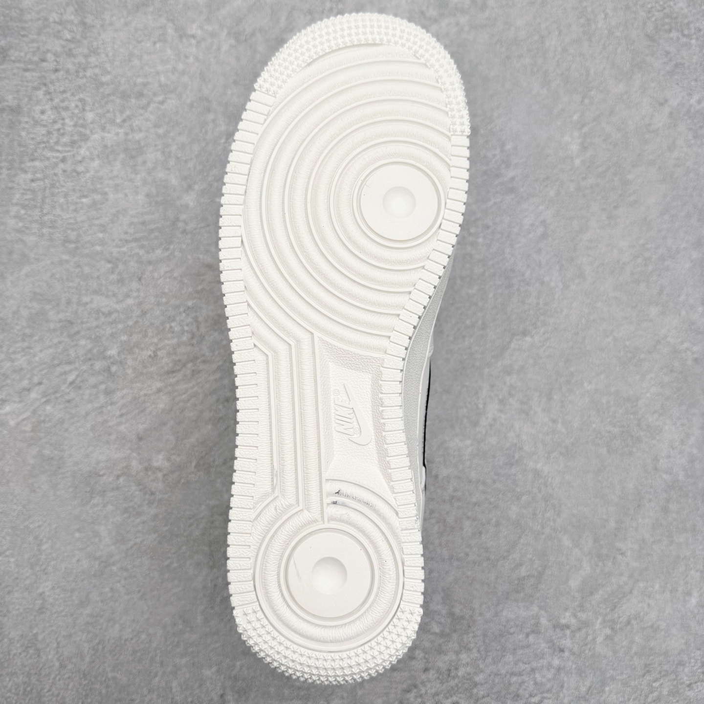 图片[9]-NK Air Force 1´07 Low 空军一号低帮百搭休闲运动板鞋 JP8028-072 柔软、弹性十足的缓震性能和出色的中底设计 横跨复古与现代的外型结合 造就出风靡全球 三十多年的Force 1 直到今天还深受青睐 实拍调校N版已经零色差零失真 百分百还原实物色彩所见即所得 不存在货不对板色差等低级问题 选购参考实物拍摄 不混卖不参货 只用心做好货严格选品 承诺混一赔十 尺码：36 36.5 37.5 38 38.5 39 40 40.5 41 42 42.5 43 44 44.5 45-选品中心