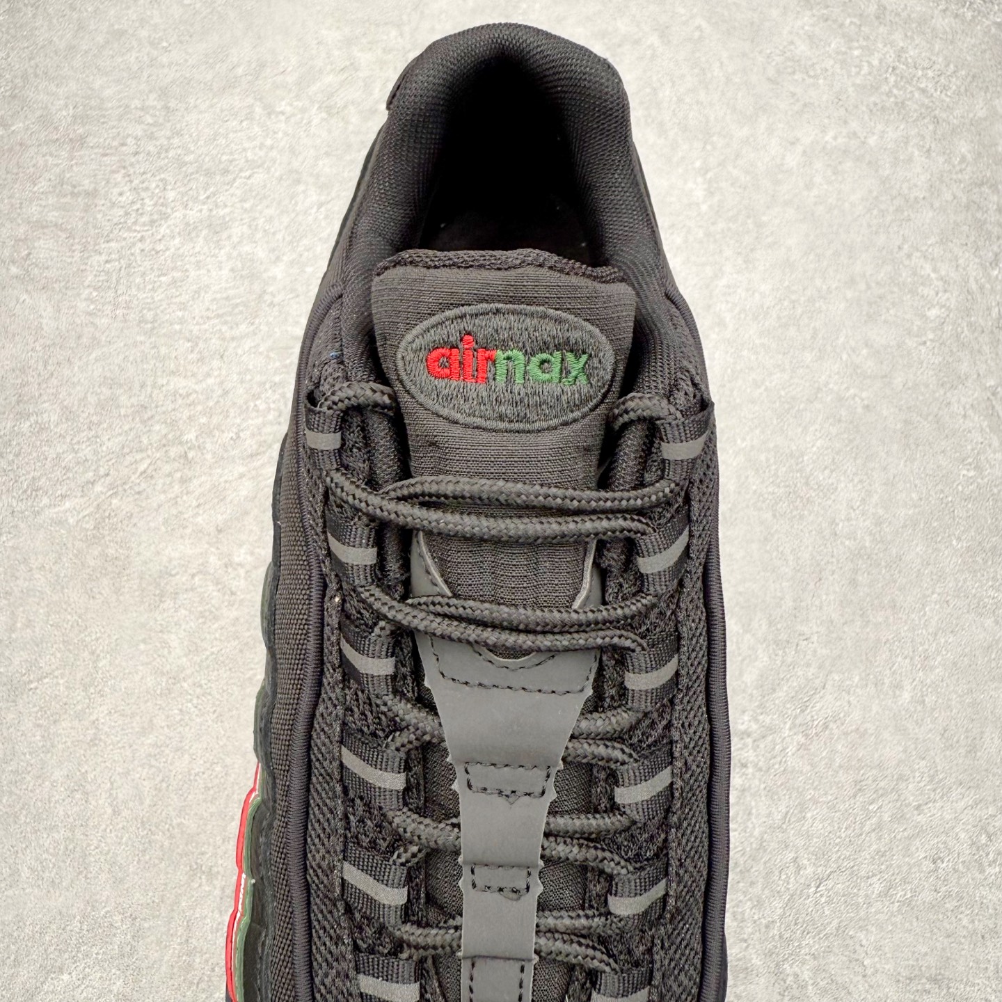 图片[5]-＃纯原 NK Air Max 95 复古减震气垫跑鞋 IB4453-001 经典重温 外单专供大厂出品 品质稳定 一百余色 终端操作 鞋款设计灵感源于人体构造 中底设计基于人体的脊柱构造 是整体设计的核心 尼龙孔眼代表了肋骨 而分层式面板和网眼象征着肌肉纤维和肉体组织 Air Max 95采用了两个独立的吹塑成型的Air-Sole单元 并首次在前掌使用可视化气垫设计 Swoosh logo夜当作一个 点符号放在了鞋子的后帮位置 20年的发展让 AIR MAX 95有了不同的故事 20年后再度面向世人的时候 焕然一新的面貌 让人有了另外一种清新脱俗的感觉 尺码：36 36.5 37.5 38 38.5 39 40 40.5 41 42 42.5 43 44 44.5 45 46 47.5-选品中心