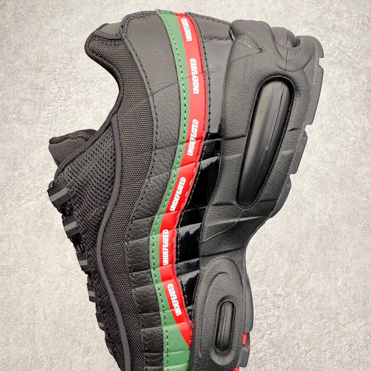 图片[7]-＃纯原 NK Air Max 95 复古减震气垫跑鞋 IB4453-001 经典重温 外单专供大厂出品 品质稳定 一百余色 终端操作 鞋款设计灵感源于人体构造 中底设计基于人体的脊柱构造 是整体设计的核心 尼龙孔眼代表了肋骨 而分层式面板和网眼象征着肌肉纤维和肉体组织 Air Max 95采用了两个独立的吹塑成型的Air-Sole单元 并首次在前掌使用可视化气垫设计 Swoosh logo夜当作一个 点符号放在了鞋子的后帮位置 20年的发展让 AIR MAX 95有了不同的故事 20年后再度面向世人的时候 焕然一新的面貌 让人有了另外一种清新脱俗的感觉 尺码：36 36.5 37.5 38 38.5 39 40 40.5 41 42 42.5 43 44 44.5 45 46 47.5-选品中心