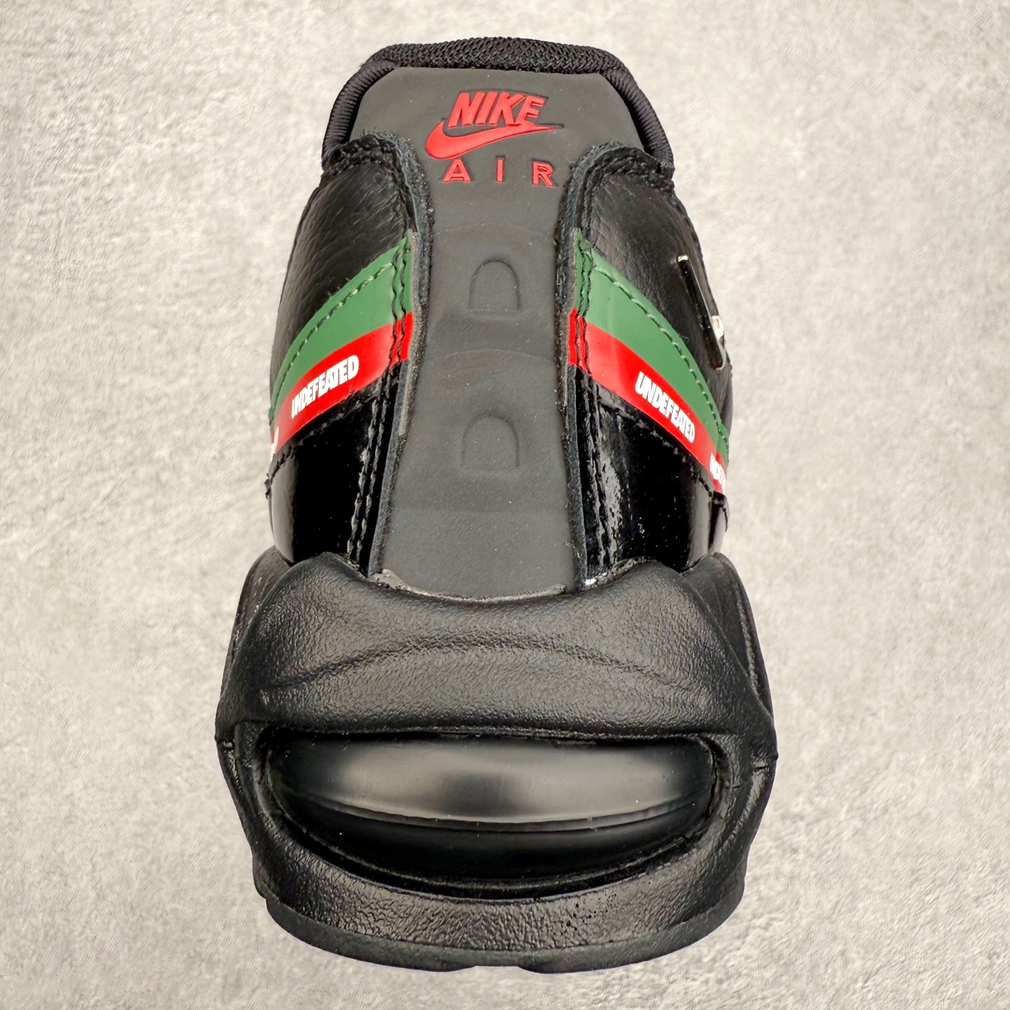 图片[8]-＃纯原 NK Air Max 95 复古减震气垫跑鞋 IB4453-001 经典重温 外单专供大厂出品 品质稳定 一百余色 终端操作 鞋款设计灵感源于人体构造 中底设计基于人体的脊柱构造 是整体设计的核心 尼龙孔眼代表了肋骨 而分层式面板和网眼象征着肌肉纤维和肉体组织 Air Max 95采用了两个独立的吹塑成型的Air-Sole单元 并首次在前掌使用可视化气垫设计 Swoosh logo夜当作一个 点符号放在了鞋子的后帮位置 20年的发展让 AIR MAX 95有了不同的故事 20年后再度面向世人的时候 焕然一新的面貌 让人有了另外一种清新脱俗的感觉 尺码：36 36.5 37.5 38 38.5 39 40 40.5 41 42 42.5 43 44 44.5 45 46 47.5-选品中心