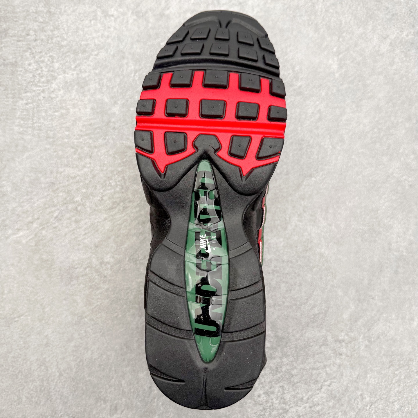 图片[9]-＃纯原 NK Air Max 95 复古减震气垫跑鞋 IB4453-001 经典重温 外单专供大厂出品 品质稳定 一百余色 终端操作 鞋款设计灵感源于人体构造 中底设计基于人体的脊柱构造 是整体设计的核心 尼龙孔眼代表了肋骨 而分层式面板和网眼象征着肌肉纤维和肉体组织 Air Max 95采用了两个独立的吹塑成型的Air-Sole单元 并首次在前掌使用可视化气垫设计 Swoosh logo夜当作一个 点符号放在了鞋子的后帮位置 20年的发展让 AIR MAX 95有了不同的故事 20年后再度面向世人的时候 焕然一新的面貌 让人有了另外一种清新脱俗的感觉 尺码：36 36.5 37.5 38 38.5 39 40 40.5 41 42 42.5 43 44 44.5 45 46 47.5-选品中心