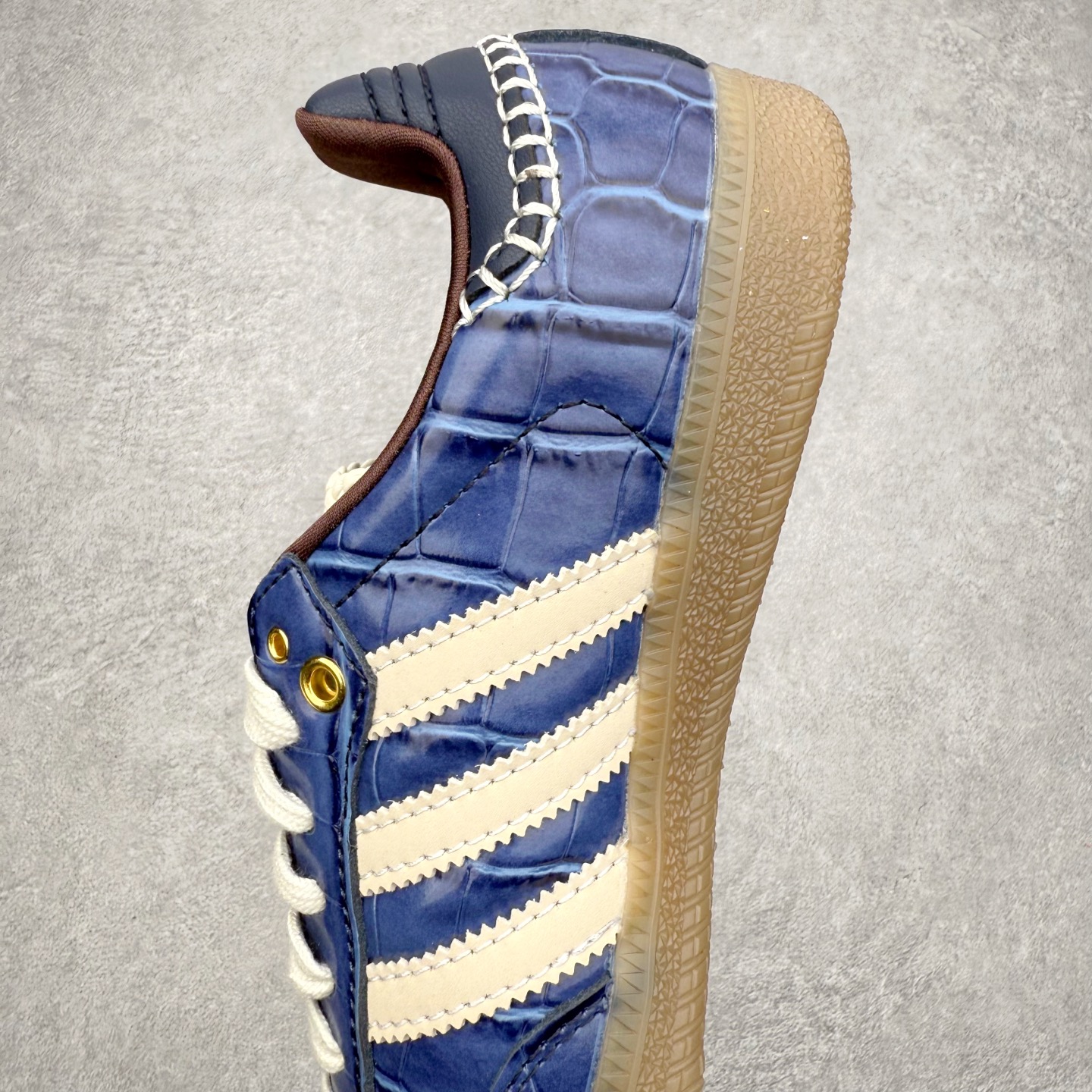 图片[7]-＃纯原 AD Original Samba OG 复古经典轻便板鞋 JH9825 口碑大厂出品 品控大底版型不断改良更新 全套原纸板楦头开发 确保原汁原味 完美呈现桑巴版型 一比一鞋头弧度高度鞋身弧度 此版本只针对中端市场 皮料材质有所更替 其他数据细节工艺流程均保持一致 绝不口嗨 细节品控鞋型随意对比 正确烫金高频细节 原装纳米超迁皮料 独家私模橡胶大底 原盒原配 这款桑巴鞋展示了高质量的工艺 带有装饰的超锁缝制和无缝的手感 柔软、柔软的皮革造型和标志性的3条纹完成了精致的外观 正规合身鞋带 鞋面上有绒面鞋垫 橡胶鞋底 享受正畸套筒软感 自50年代首次亮相以来就一直在赢得粉丝的青睐 尺码：35.5 36 36.5 37.5 38 38.5 39 40 40.5 41 42 42.5 43 44 44.5 45-选品中心