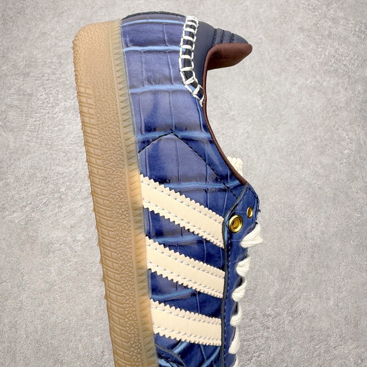 图片[6]-＃纯原 AD Original Samba OG 复古经典轻便板鞋 JH9825 口碑大厂出品 品控大底版型不断改良更新 全套原纸板楦头开发 确保原汁原味 完美呈现桑巴版型 一比一鞋头弧度高度鞋身弧度 此版本只针对中端市场 皮料材质有所更替 其他数据细节工艺流程均保持一致 绝不口嗨 细节品控鞋型随意对比 正确烫金高频细节 原装纳米超迁皮料 独家私模橡胶大底 原盒原配 这款桑巴鞋展示了高质量的工艺 带有装饰的超锁缝制和无缝的手感 柔软、柔软的皮革造型和标志性的3条纹完成了精致的外观 正规合身鞋带 鞋面上有绒面鞋垫 橡胶鞋底 享受正畸套筒软感 自50年代首次亮相以来就一直在赢得粉丝的青睐 尺码：35.5 36 36.5 37.5 38 38.5 39 40 40.5 41 42 42.5 43 44 44.5 45-选品中心