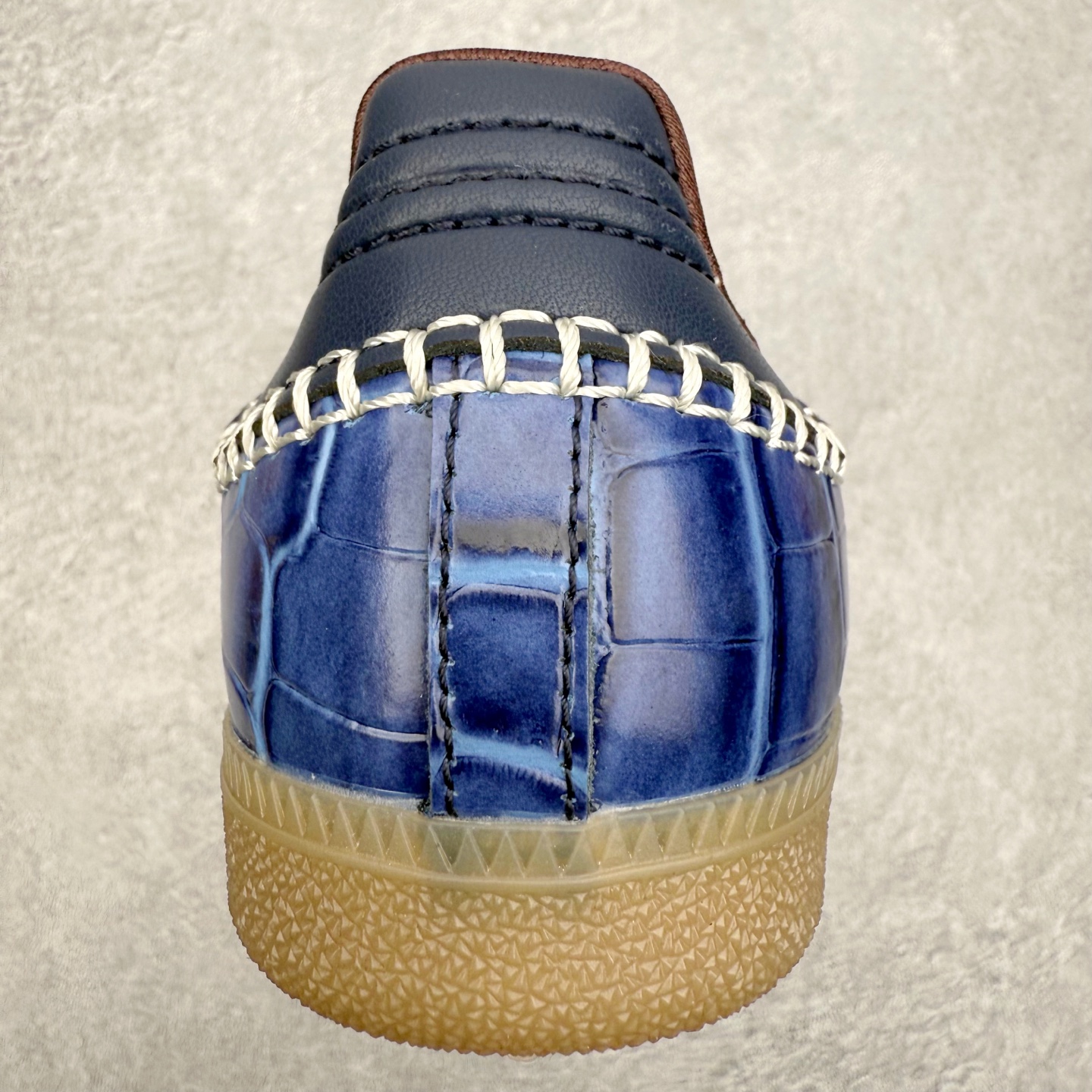 图片[8]-＃纯原 AD Original Samba OG 复古经典轻便板鞋 JH9825 口碑大厂出品 品控大底版型不断改良更新 全套原纸板楦头开发 确保原汁原味 完美呈现桑巴版型 一比一鞋头弧度高度鞋身弧度 此版本只针对中端市场 皮料材质有所更替 其他数据细节工艺流程均保持一致 绝不口嗨 细节品控鞋型随意对比 正确烫金高频细节 原装纳米超迁皮料 独家私模橡胶大底 原盒原配 这款桑巴鞋展示了高质量的工艺 带有装饰的超锁缝制和无缝的手感 柔软、柔软的皮革造型和标志性的3条纹完成了精致的外观 正规合身鞋带 鞋面上有绒面鞋垫 橡胶鞋底 享受正畸套筒软感 自50年代首次亮相以来就一直在赢得粉丝的青睐 尺码：35.5 36 36.5 37.5 38 38.5 39 40 40.5 41 42 42.5 43 44 44.5 45-选品中心