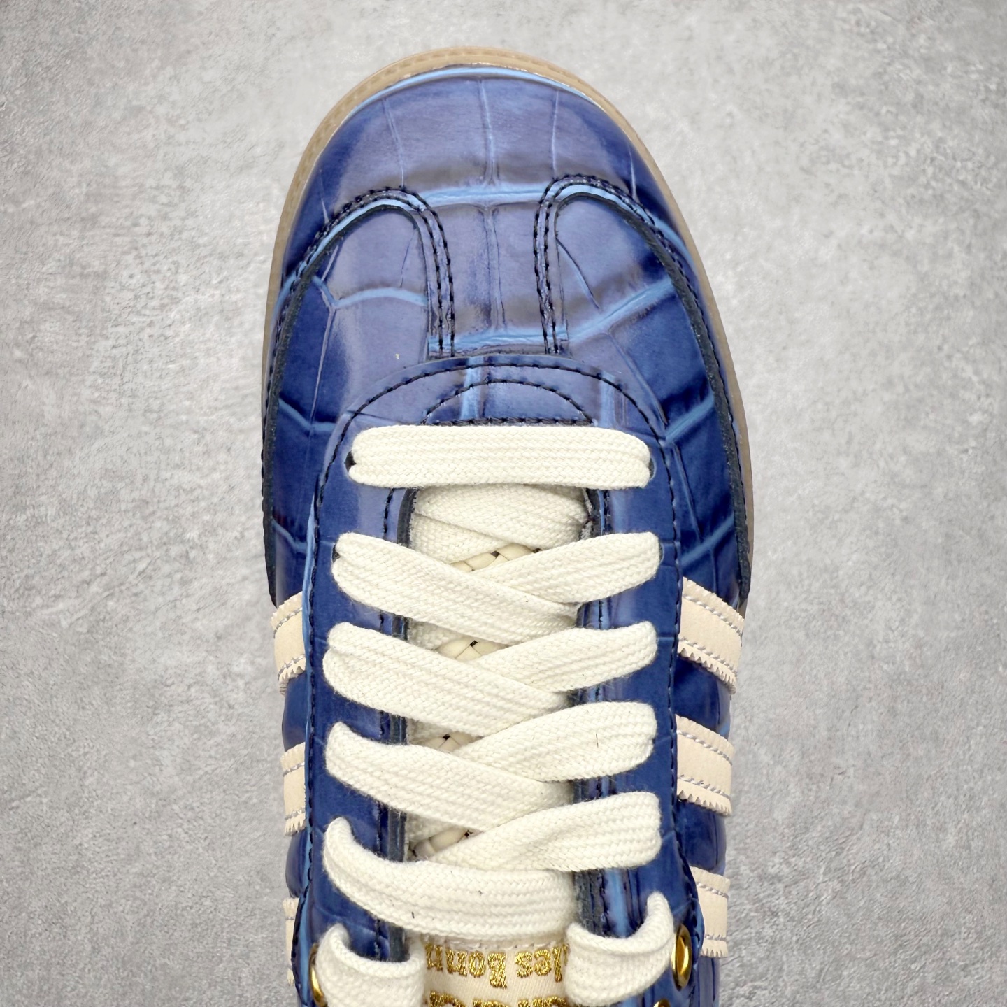 图片[4]-＃纯原 AD Original Samba OG 复古经典轻便板鞋 JH9825 口碑大厂出品 品控大底版型不断改良更新 全套原纸板楦头开发 确保原汁原味 完美呈现桑巴版型 一比一鞋头弧度高度鞋身弧度 此版本只针对中端市场 皮料材质有所更替 其他数据细节工艺流程均保持一致 绝不口嗨 细节品控鞋型随意对比 正确烫金高频细节 原装纳米超迁皮料 独家私模橡胶大底 原盒原配 这款桑巴鞋展示了高质量的工艺 带有装饰的超锁缝制和无缝的手感 柔软、柔软的皮革造型和标志性的3条纹完成了精致的外观 正规合身鞋带 鞋面上有绒面鞋垫 橡胶鞋底 享受正畸套筒软感 自50年代首次亮相以来就一直在赢得粉丝的青睐 尺码：35.5 36 36.5 37.5 38 38.5 39 40 40.5 41 42 42.5 43 44 44.5 45-选品中心