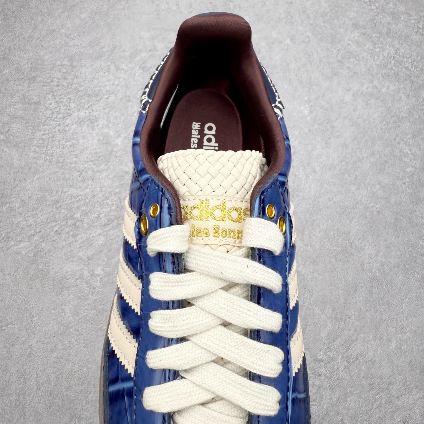 图片[5]-＃纯原 AD Original Samba OG 复古经典轻便板鞋 JH9825 口碑大厂出品 品控大底版型不断改良更新 全套原纸板楦头开发 确保原汁原味 完美呈现桑巴版型 一比一鞋头弧度高度鞋身弧度 此版本只针对中端市场 皮料材质有所更替 其他数据细节工艺流程均保持一致 绝不口嗨 细节品控鞋型随意对比 正确烫金高频细节 原装纳米超迁皮料 独家私模橡胶大底 原盒原配 这款桑巴鞋展示了高质量的工艺 带有装饰的超锁缝制和无缝的手感 柔软、柔软的皮革造型和标志性的3条纹完成了精致的外观 正规合身鞋带 鞋面上有绒面鞋垫 橡胶鞋底 享受正畸套筒软感 自50年代首次亮相以来就一直在赢得粉丝的青睐 尺码：35.5 36 36.5 37.5 38 38.5 39 40 40.5 41 42 42.5 43 44 44.5 45-选品中心