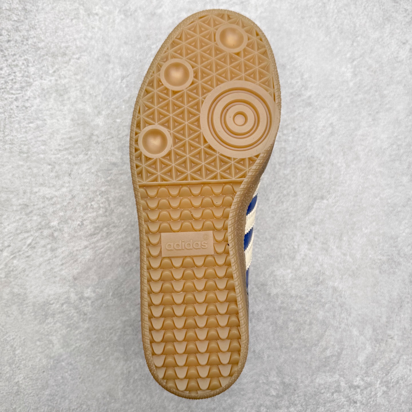 图片[9]-＃纯原 AD Original Samba OG 复古经典轻便板鞋 JH9825 口碑大厂出品 品控大底版型不断改良更新 全套原纸板楦头开发 确保原汁原味 完美呈现桑巴版型 一比一鞋头弧度高度鞋身弧度 此版本只针对中端市场 皮料材质有所更替 其他数据细节工艺流程均保持一致 绝不口嗨 细节品控鞋型随意对比 正确烫金高频细节 原装纳米超迁皮料 独家私模橡胶大底 原盒原配 这款桑巴鞋展示了高质量的工艺 带有装饰的超锁缝制和无缝的手感 柔软、柔软的皮革造型和标志性的3条纹完成了精致的外观 正规合身鞋带 鞋面上有绒面鞋垫 橡胶鞋底 享受正畸套筒软感 自50年代首次亮相以来就一直在赢得粉丝的青睐 尺码：35.5 36 36.5 37.5 38 38.5 39 40 40.5 41 42 42.5 43 44 44.5 45-选品中心