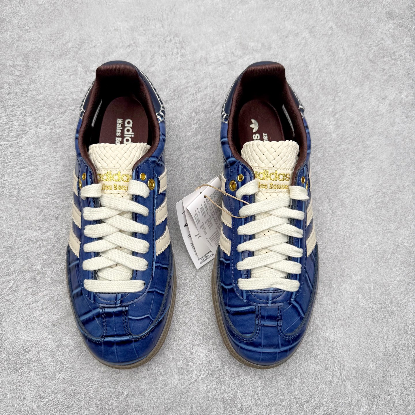 图片[2]-＃纯原 AD Original Samba OG 复古经典轻便板鞋 JH9825 口碑大厂出品 品控大底版型不断改良更新 全套原纸板楦头开发 确保原汁原味 完美呈现桑巴版型 一比一鞋头弧度高度鞋身弧度 此版本只针对中端市场 皮料材质有所更替 其他数据细节工艺流程均保持一致 绝不口嗨 细节品控鞋型随意对比 正确烫金高频细节 原装纳米超迁皮料 独家私模橡胶大底 原盒原配 这款桑巴鞋展示了高质量的工艺 带有装饰的超锁缝制和无缝的手感 柔软、柔软的皮革造型和标志性的3条纹完成了精致的外观 正规合身鞋带 鞋面上有绒面鞋垫 橡胶鞋底 享受正畸套筒软感 自50年代首次亮相以来就一直在赢得粉丝的青睐 尺码：35.5 36 36.5 37.5 38 38.5 39 40 40.5 41 42 42.5 43 44 44.5 45-选品中心