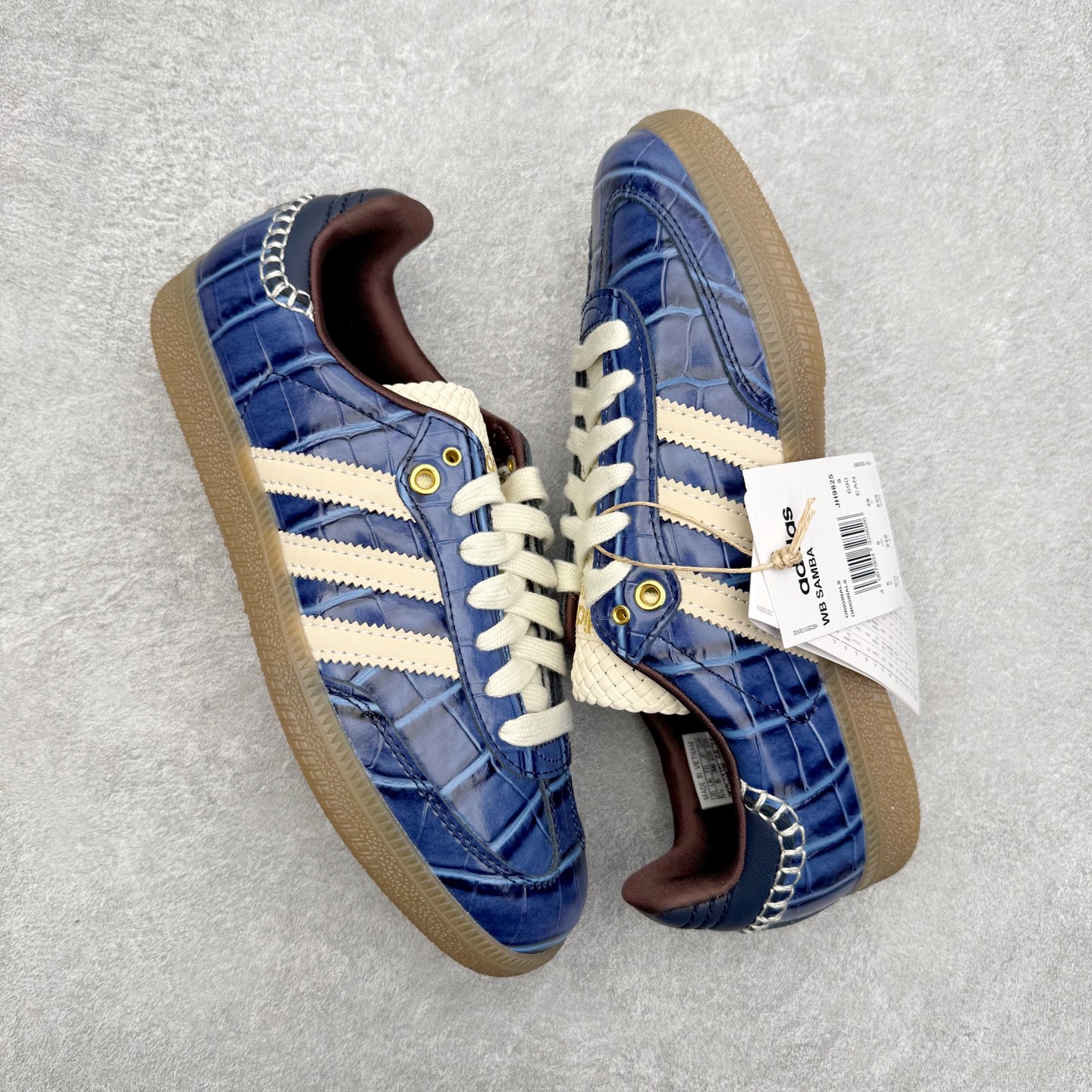 图片[3]-＃纯原 AD Original Samba OG 复古经典轻便板鞋 JH9825 口碑大厂出品 品控大底版型不断改良更新 全套原纸板楦头开发 确保原汁原味 完美呈现桑巴版型 一比一鞋头弧度高度鞋身弧度 此版本只针对中端市场 皮料材质有所更替 其他数据细节工艺流程均保持一致 绝不口嗨 细节品控鞋型随意对比 正确烫金高频细节 原装纳米超迁皮料 独家私模橡胶大底 原盒原配 这款桑巴鞋展示了高质量的工艺 带有装饰的超锁缝制和无缝的手感 柔软、柔软的皮革造型和标志性的3条纹完成了精致的外观 正规合身鞋带 鞋面上有绒面鞋垫 橡胶鞋底 享受正畸套筒软感 自50年代首次亮相以来就一直在赢得粉丝的青睐 尺码：35.5 36 36.5 37.5 38 38.5 39 40 40.5 41 42 42.5 43 44 44.5 45-选品中心