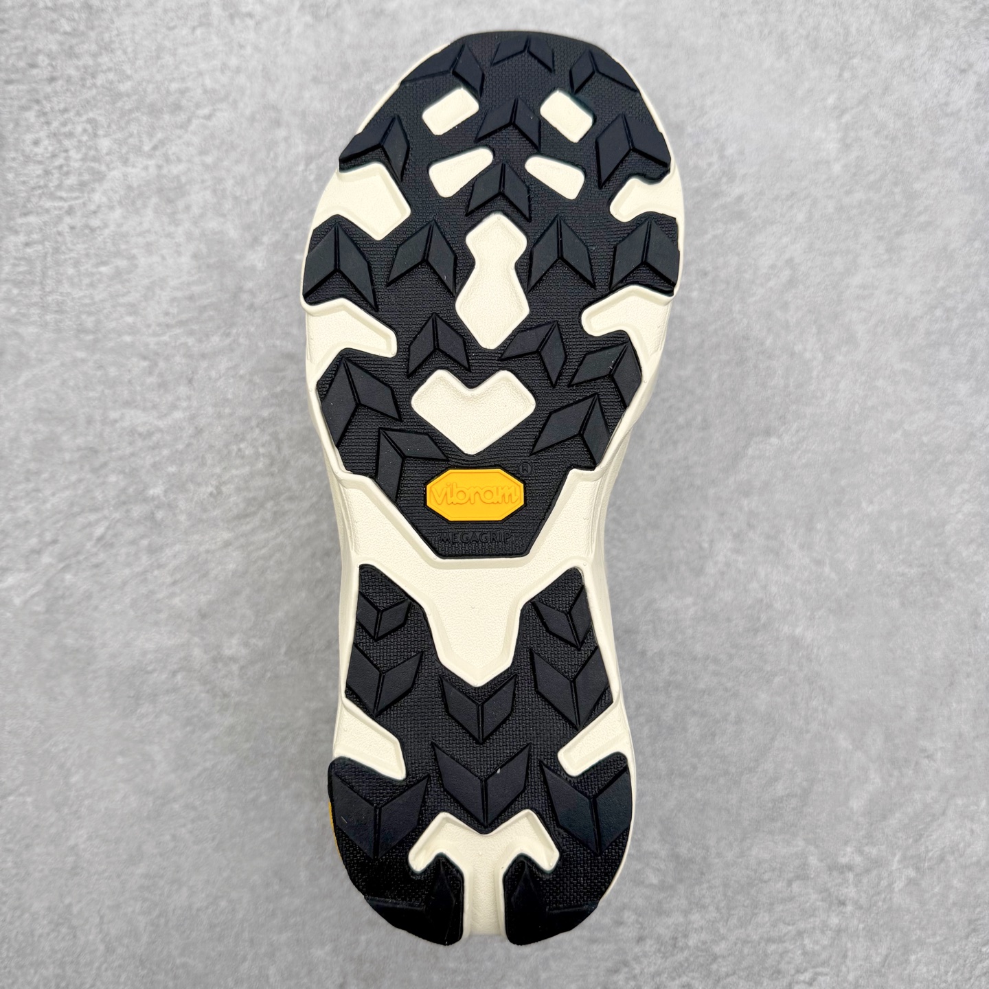 图片[9]-可隆KOLON SPORT 抓地V底巴斯夫轻盈KRUST越野跑鞋 户外功能鞋 男女同款 KOLON SPORT 可隆1973年诞生，并首次推出登山装备。自创立起，KOLON SPORT就把绿色定为基本色调，以常青树为品牌标志，坚持以关爱自然为己任，积极探求自然界的舒适，并以此应用于新产品的开发与研究。40多年来，历经不断革新，成就高端专业户外品牌。实拍调校N版已经零色差零失真 百分百还原实物色彩所见即所得 不存在货不对板色差等低级问题 选购参考实物拍摄 不混卖不参货 只用心做好货严格选品 承诺混一赔十 尺码：36 36.5 37.5 38 38.5 39 40 40.5 41 42 42.5 43 44 44.5 45-选品中心