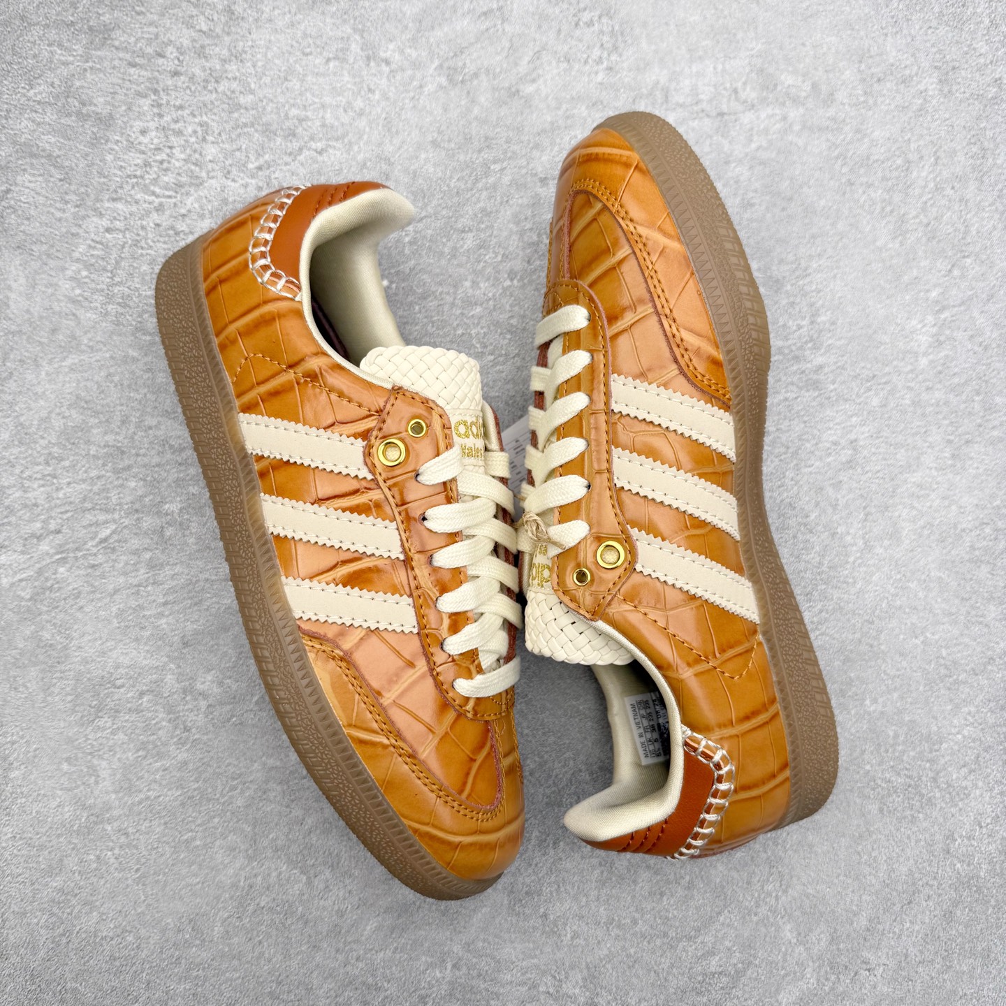 图片[3]-＃纯原 AD Original Samba OG 复古经典轻便板鞋 JH9826 口碑大厂出品 品控大底版型不断改良更新 全套原纸板楦头开发 确保原汁原味 完美呈现桑巴版型 一比一鞋头弧度高度鞋身弧度 此版本只针对中端市场 皮料材质有所更替 其他数据细节工艺流程均保持一致 绝不口嗨 细节品控鞋型随意对比 正确烫金高频细节 原装纳米超迁皮料 独家私模橡胶大底 原盒原配 这款桑巴鞋展示了高质量的工艺 带有装饰的超锁缝制和无缝的手感 柔软、柔软的皮革造型和标志性的3条纹完成了精致的外观 正规合身鞋带 鞋面上有绒面鞋垫 橡胶鞋底 享受正畸套筒软感 自50年代首次亮相以来就一直在赢得粉丝的青睐 尺码：35.5 36 36.5 37.5 38 38.5 39 40 40.5 41 42 42.5 43 44 44.5 45-选品中心