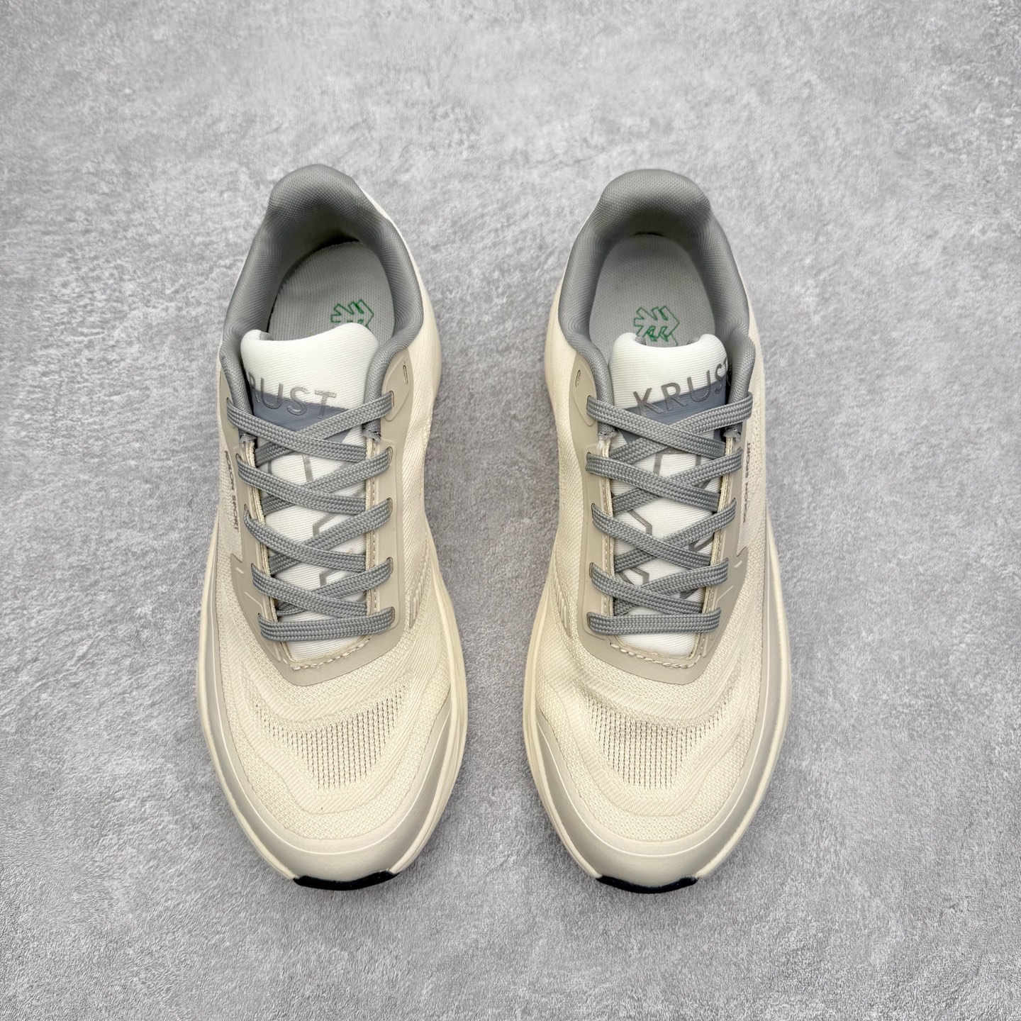 图片[2]-可隆KOLON SPORT 抓地V底巴斯夫轻盈KRUST越野跑鞋 户外功能鞋 男女同款 KOLON SPORT 可隆1973年诞生，并首次推出登山装备。自创立起，KOLON SPORT就把绿色定为基本色调，以常青树为品牌标志，坚持以关爱自然为己任，积极探求自然界的舒适，并以此应用于新产品的开发与研究。40多年来，历经不断革新，成就高端专业户外品牌。实拍调校N版已经零色差零失真 百分百还原实物色彩所见即所得 不存在货不对板色差等低级问题 选购参考实物拍摄 不混卖不参货 只用心做好货严格选品 承诺混一赔十 尺码：36 36.5 37.5 38 38.5 39 40 40.5 41 42 42.5 43 44 44.5 45-选品中心