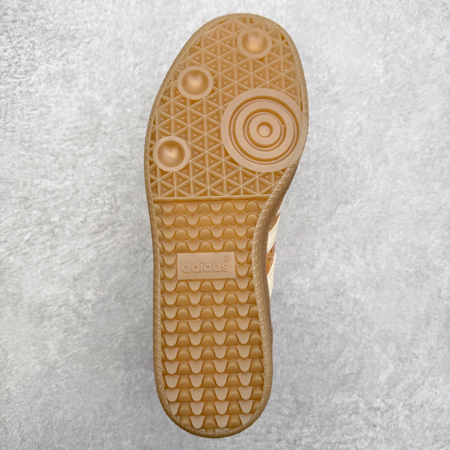 图片[9]-＃纯原 AD Original Samba OG 复古经典轻便板鞋 JH9826 口碑大厂出品 品控大底版型不断改良更新 全套原纸板楦头开发 确保原汁原味 完美呈现桑巴版型 一比一鞋头弧度高度鞋身弧度 此版本只针对中端市场 皮料材质有所更替 其他数据细节工艺流程均保持一致 绝不口嗨 细节品控鞋型随意对比 正确烫金高频细节 原装纳米超迁皮料 独家私模橡胶大底 原盒原配 这款桑巴鞋展示了高质量的工艺 带有装饰的超锁缝制和无缝的手感 柔软、柔软的皮革造型和标志性的3条纹完成了精致的外观 正规合身鞋带 鞋面上有绒面鞋垫 橡胶鞋底 享受正畸套筒软感 自50年代首次亮相以来就一直在赢得粉丝的青睐 尺码：35.5 36 36.5 37.5 38 38.5 39 40 40.5 41 42 42.5 43 44 44.5 45-选品中心