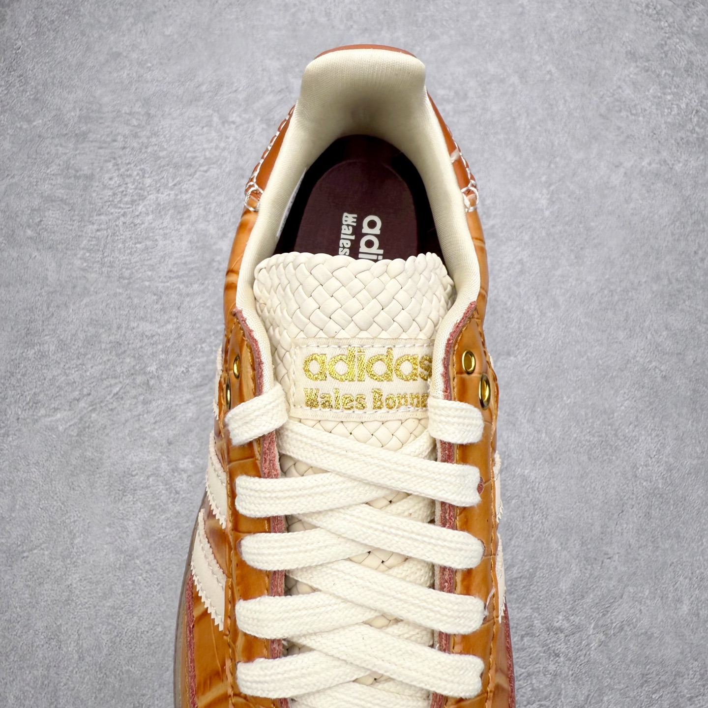 图片[5]-＃纯原 AD Original Samba OG 复古经典轻便板鞋 JH9826 口碑大厂出品 品控大底版型不断改良更新 全套原纸板楦头开发 确保原汁原味 完美呈现桑巴版型 一比一鞋头弧度高度鞋身弧度 此版本只针对中端市场 皮料材质有所更替 其他数据细节工艺流程均保持一致 绝不口嗨 细节品控鞋型随意对比 正确烫金高频细节 原装纳米超迁皮料 独家私模橡胶大底 原盒原配 这款桑巴鞋展示了高质量的工艺 带有装饰的超锁缝制和无缝的手感 柔软、柔软的皮革造型和标志性的3条纹完成了精致的外观 正规合身鞋带 鞋面上有绒面鞋垫 橡胶鞋底 享受正畸套筒软感 自50年代首次亮相以来就一直在赢得粉丝的青睐 尺码：35.5 36 36.5 37.5 38 38.5 39 40 40.5 41 42 42.5 43 44 44.5 45-选品中心